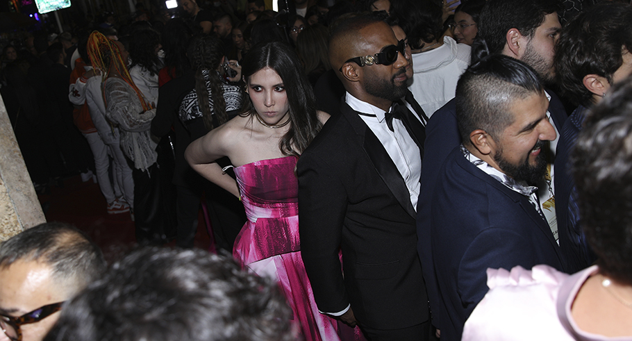 El cantante Andy Caicedo ya no oculta su nuevo amor. El artista asistió con María Camila a su primer evento como pareja.