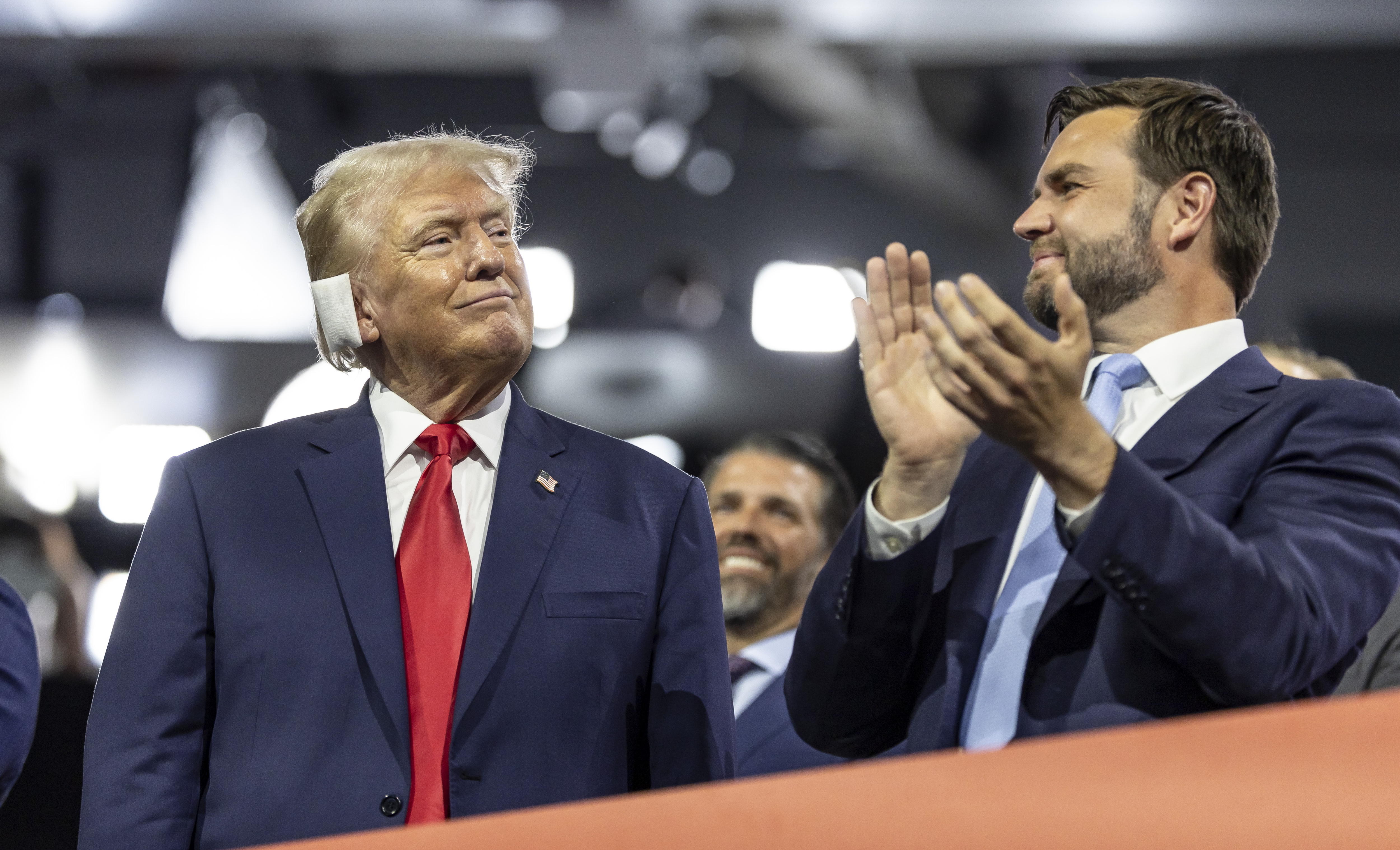 Milwaukee (United States), 15/07/2024.- Republican presidential nominee and former President Donald J.Trump (L) and his newly announced running mate, Senator JD Vance of Ohio, arrive during the opening night of the Republican National Convention (RNC) at the Fiserv Forum in Milwaukee, Wisconsin, USA, 15 July 2024. The convention comes just a few days after a 20-year-old Pennsylvania man attempted to assassinate former president and current Republic presidential nominee Donald Trump. The RNC is being held 15 to 18 July 2024 and is where delegates from the Republican Party select their nominees for president and vice president in the 2024 US presidential election. (Estados Unidos) EFE/EPA/ALLISON DINNER EPA-EFE/ALLISON DINNER