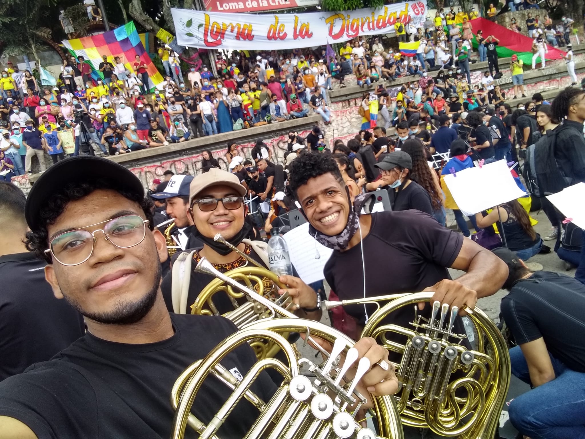 En la Loma de la Dignidad, músicos y estudiantes de la Universidad del Valle y Bellas Artes han protestado pacíficamente en muestras culturales y musicales.