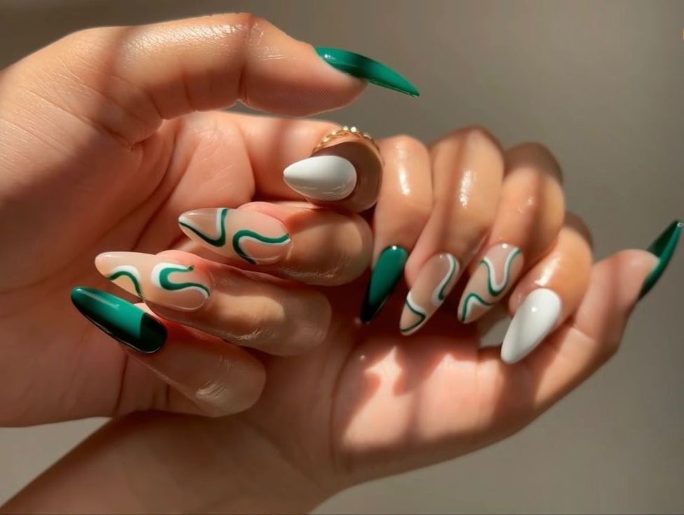 Las ondas añaden un elemento dinámico al diseño, creando un efecto visualmente atractivo.