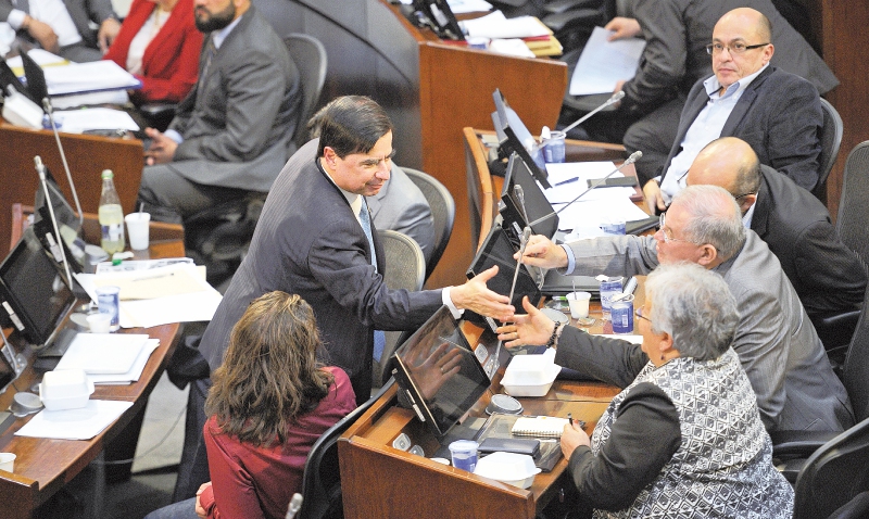 El ministro del Interior, Juan Fernando Cristo, saluda a Imelda Daza y a los demás miembros de Voces de Paz que ayer asistieron al Congreso.