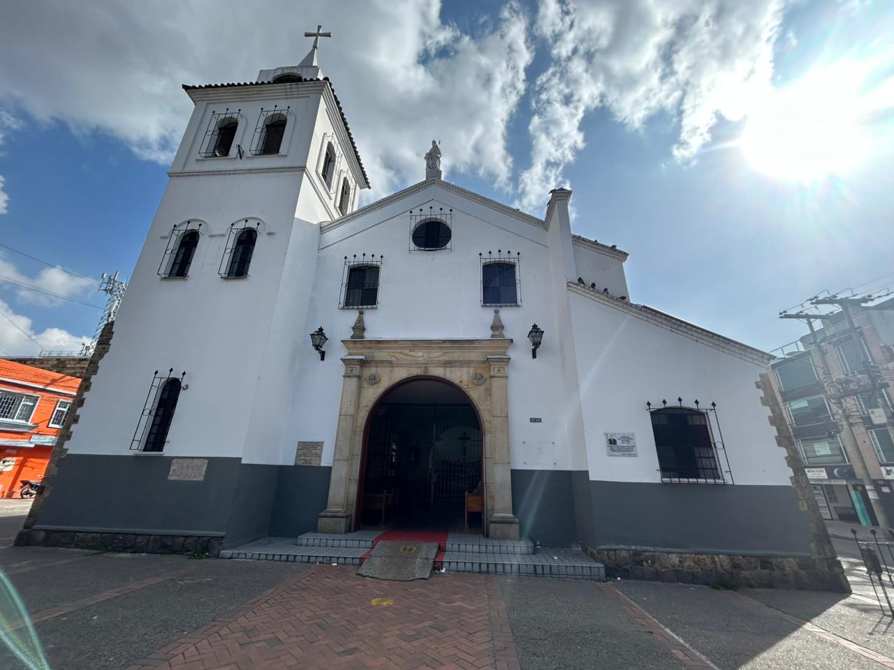 Está en la calle 26A No. 12D-07 Sur / barrio San José Sur; su construcción inició el 11 de diciembre de 1960, así que tiene más de 65 años.