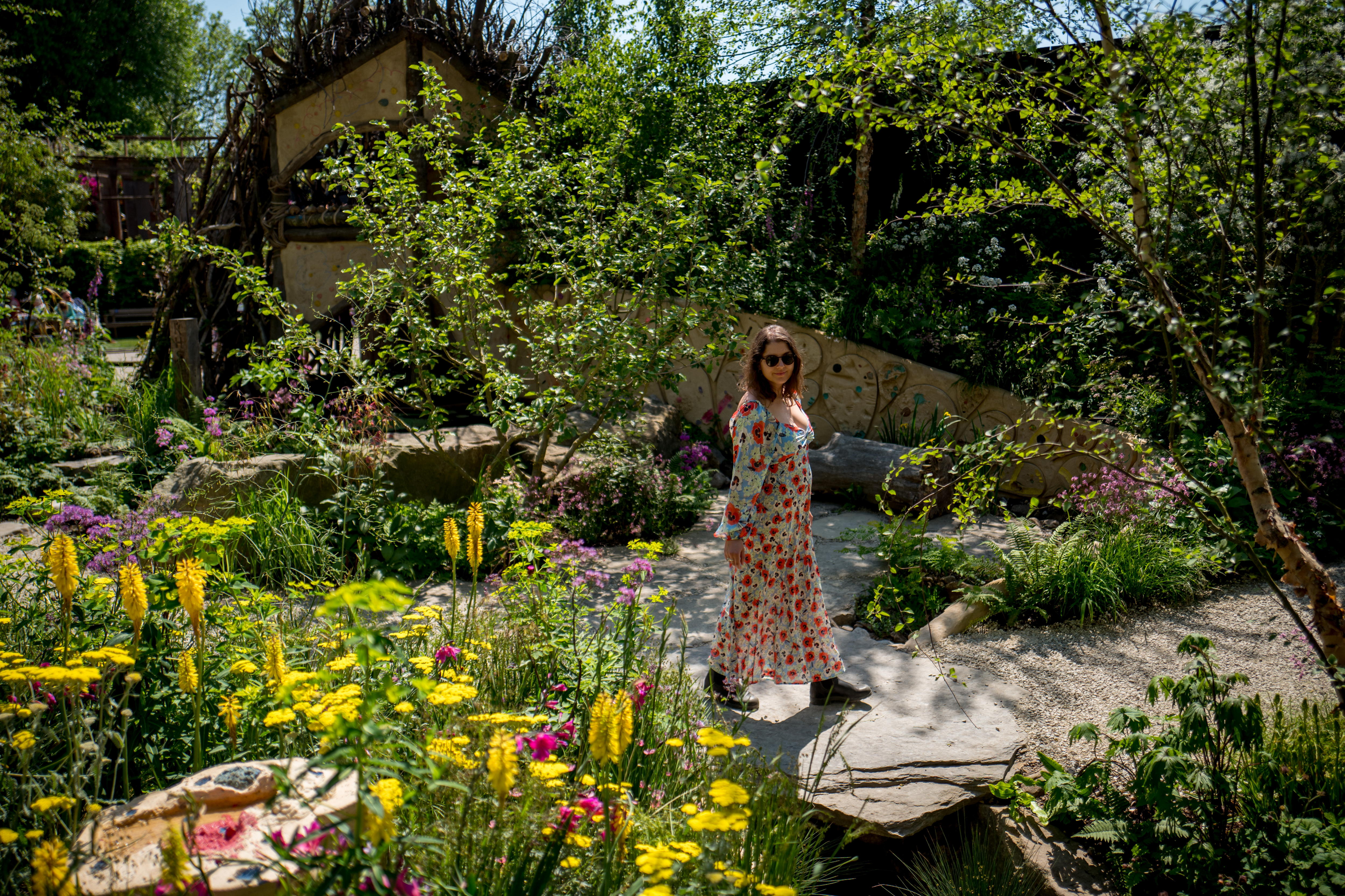 London (United Kingdom), 20/05/2024.- A member of staff poses at a show garden titled 'The RHS No Adults Allowed Garden' at the Chelsea Flower Show during the press day in London, Britain, 20 May 2024. The annual gardening exhibition runs from 21 to 25 May 2024 at the Royal Chelsea Hospital in London. (Reino Unido, Londres) EFE/EPA/TOLGA AKMEN