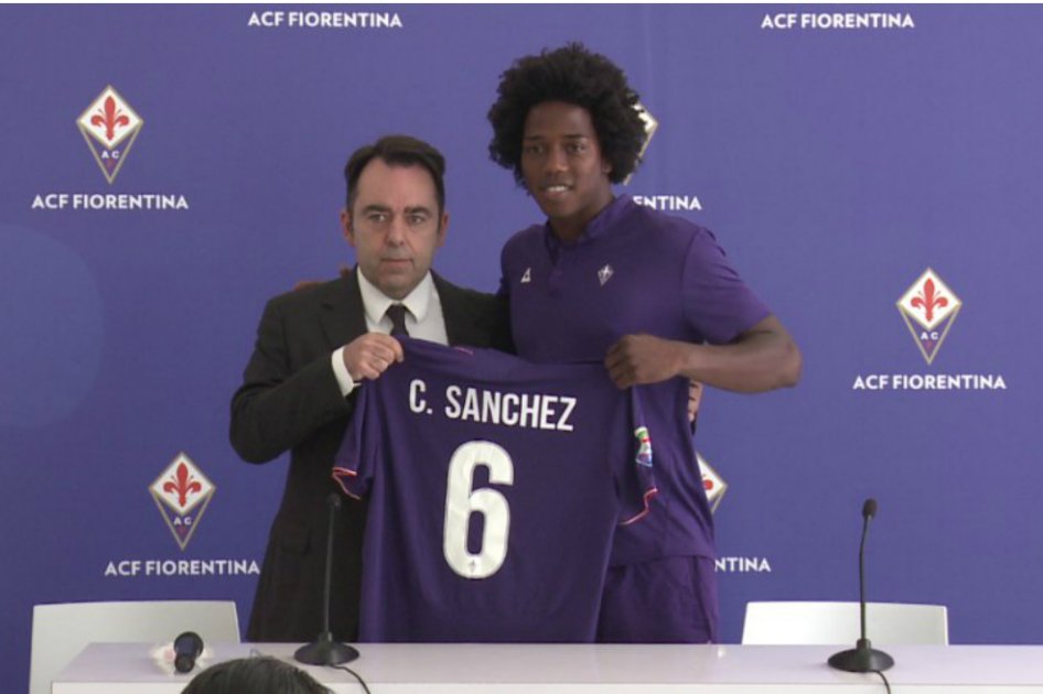 Carlos Sánchez fue presentado en Italia como nuevo jugador de la Fiorentina