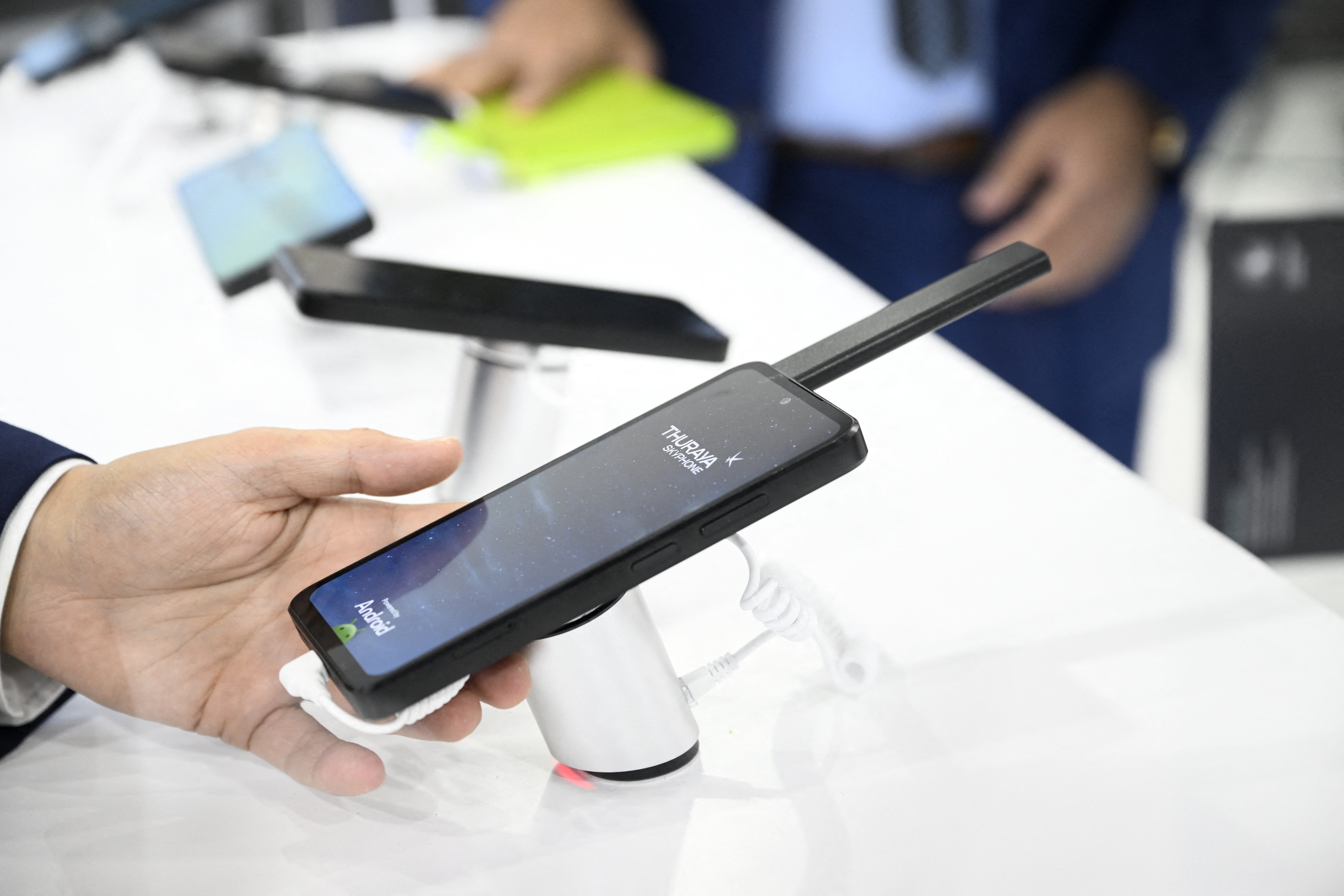 ¿Qué son los satphones y por qué se habla de carrera espacial con los celulares?