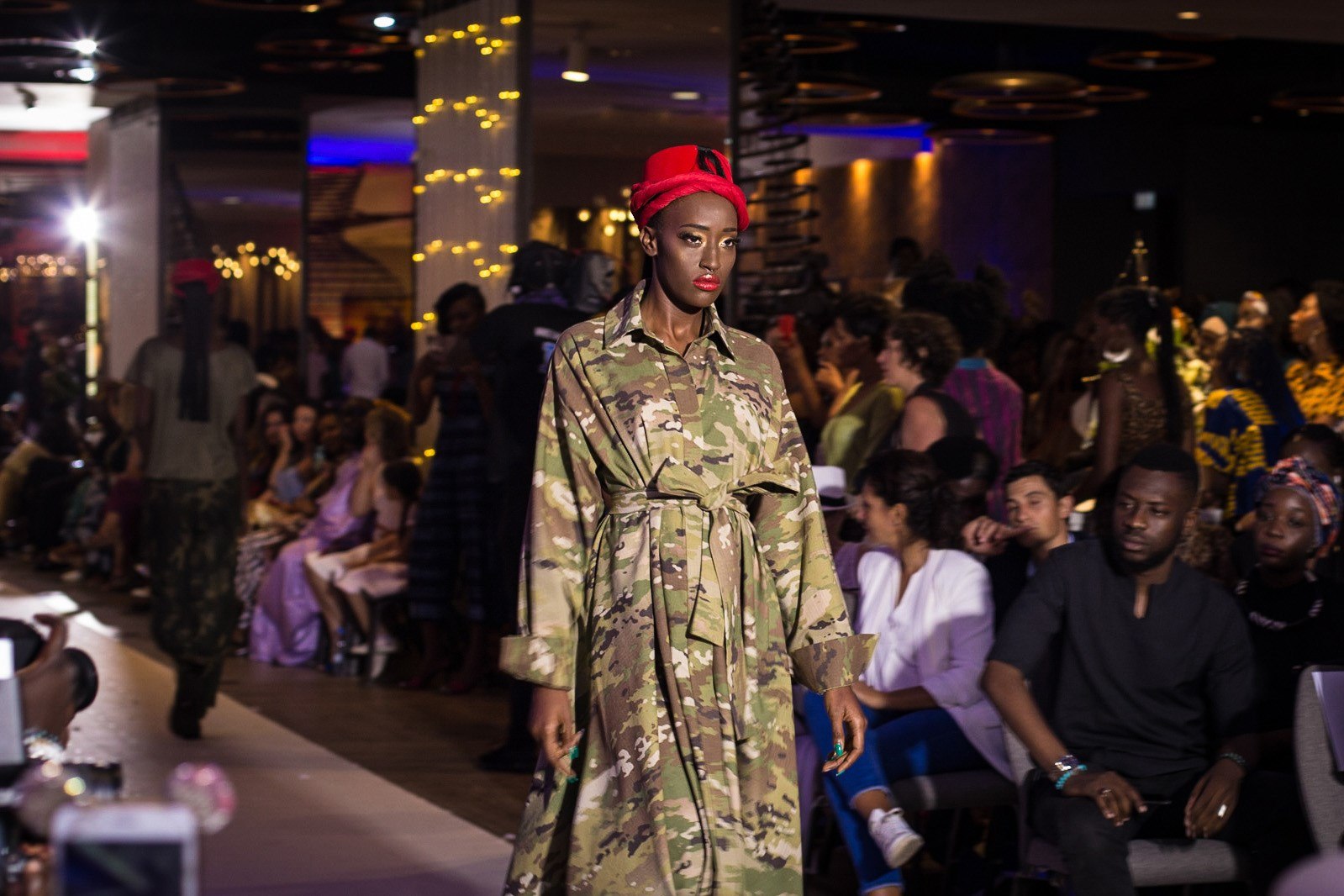 Por ejemplo, explica la diseñadora senegalesa que para ella "la moda africana no es en absoluto el wax", refiriéndose al tipo de telas que más se asocia a los africanos, muy reconocida por su colorido y motivos y que recibe el nombre de la cera que se suele usar en su confección."No estoy en contra del wax, porque estoy a favor de todo lo que muestre África, pero tampoco a favor", dice Adama Paris aludiendo a una realidad subyacente a esta tela que incluso desconocen muchos africanos. Y es que la marca más conocida y expandida de las telas wax se produce desde 1846 en los Países Bajos.Cadenas de valor que beneficien a los africanosPor eso, para Adama Paris "el wax es una tela quenos han impuesto los europeos. Son telas fabricadas en Europa y que se envían directamente a África. Los europeos no la ven, lo que hay en Europa es lo que antes llega a África. Es una aberración,en la que, además, se pierde mucho dinero".Para esta diseñadora, la moda debe ir más allá y, en el caso de África, crear una cadena de valor que beneficie a los africanos.En este sentido, ella prefiere el uso del algodón maliense, el índigo, el bogolán, el batik y otros tejidos fabricados en África porque el dinero entraría en los bolsillos de los africanos.Priorizar creadores africanosLa pasarela ha cambiado con los años: al principio invitaba a diseñadores de todo el mundo, pero desde hace diez años, aunque no excluye a nadie, se prioriza a los creadores africanos, para empujarlos y acompañar a quienes se inician en su carrera profesional.Este año, es el debut de algunas caras nuevas, como la de la diseñadora senegalesa Maison Ramatoulaye Diop o las de Simone & Elise, dos diseñadoras costamarfileñas.