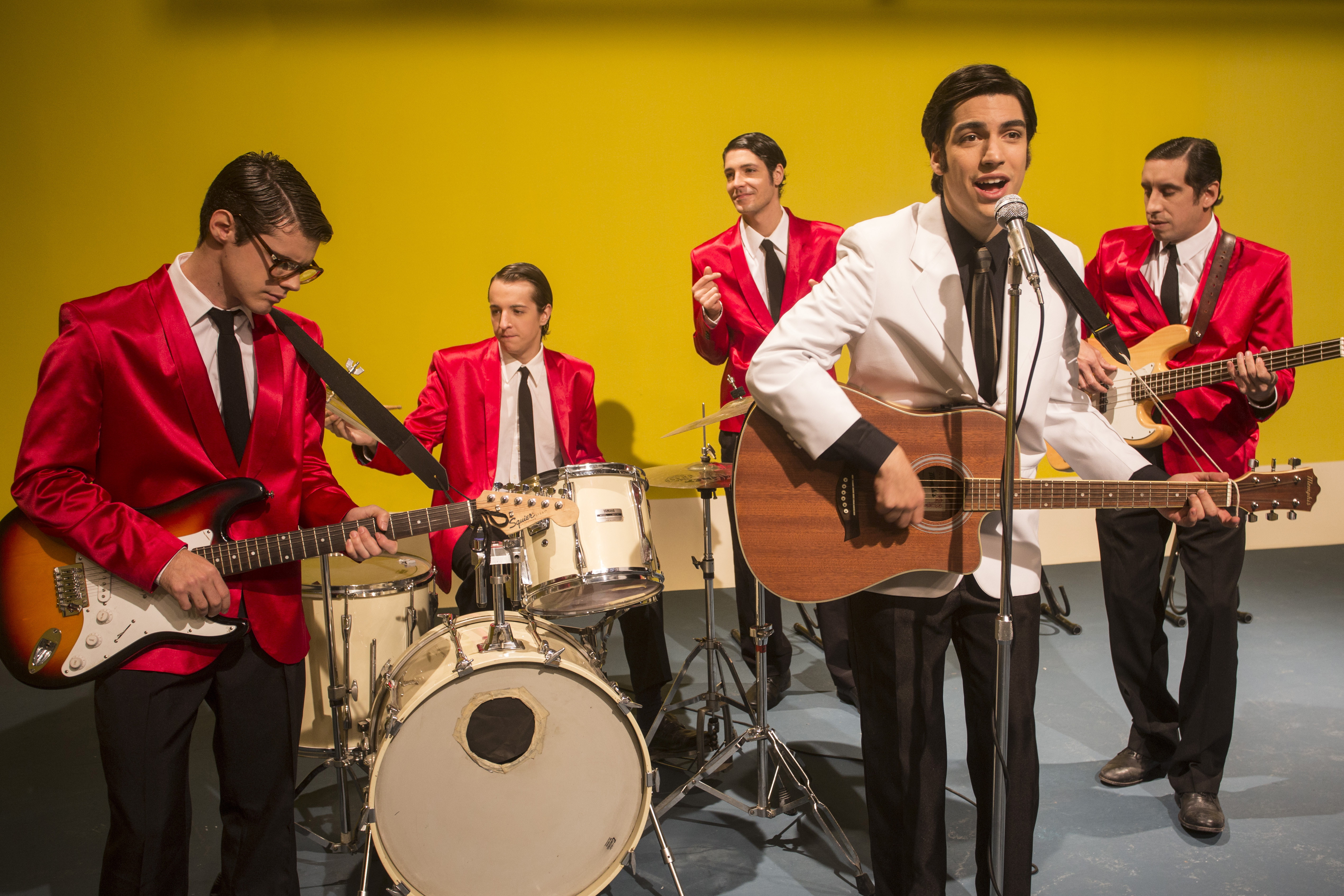 Se muestran sus inicios en la música con la agrupación “Los de fuego”. Además, inicia su amistad con Anderle, el representante y amigo que lo descubre y lo acompaña a lo largo de toda su carrera.