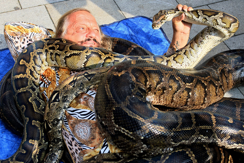 Batiendo récord rodeado de reptiles