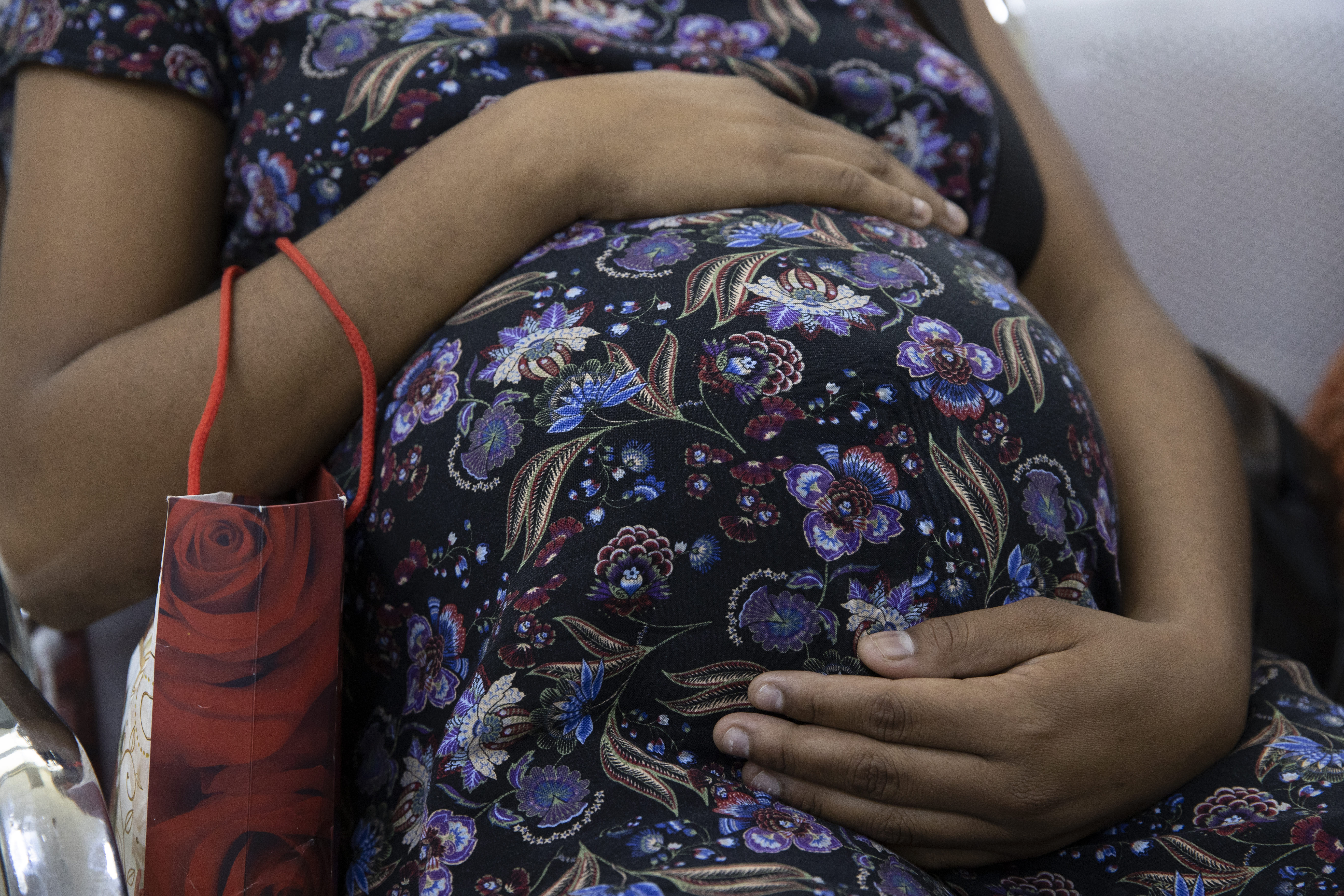 El debate que podría darle licencia de maternidad a hombres trans