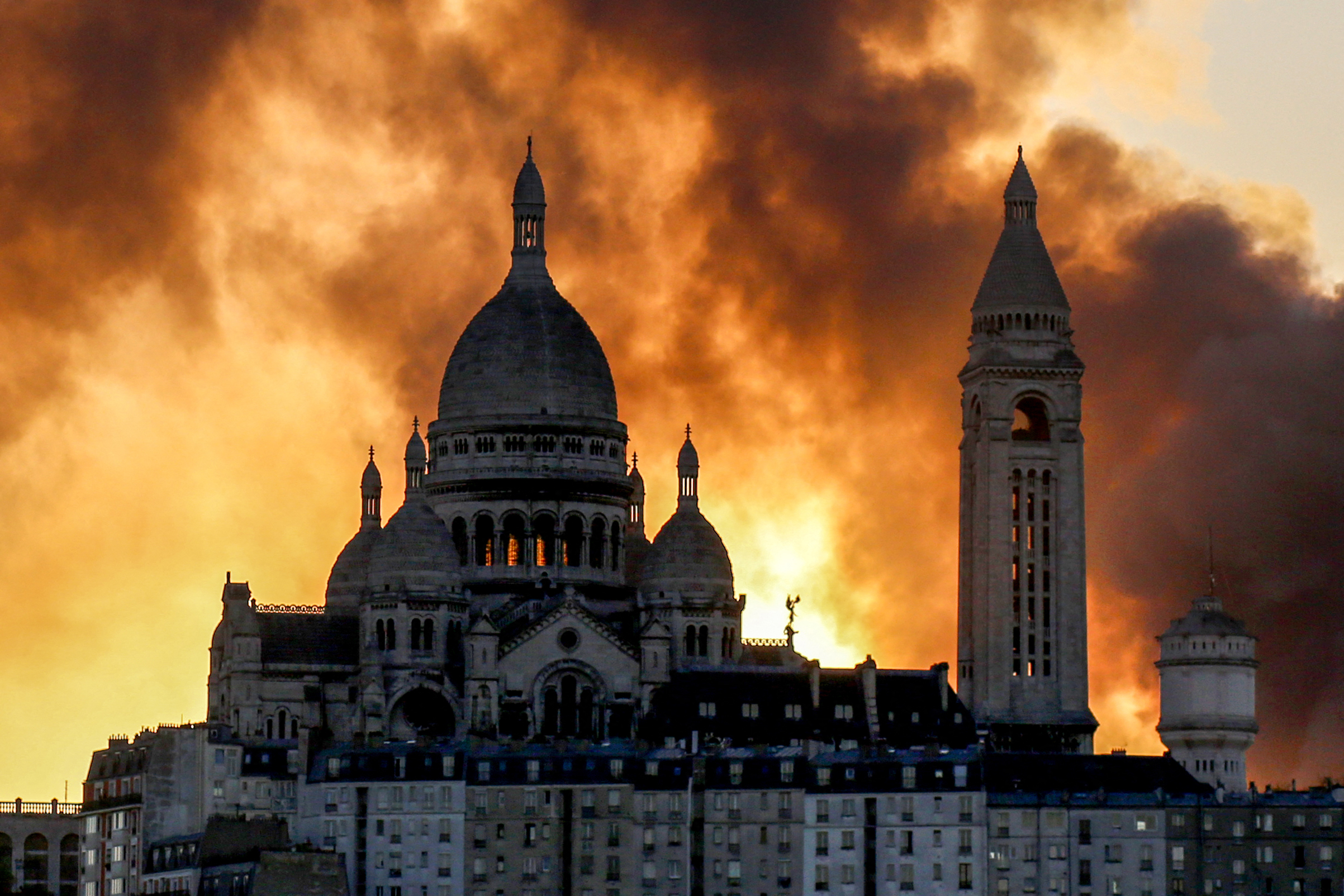 Incendio en París: 60 vehículos de bomberos intentan apagar las llamas
