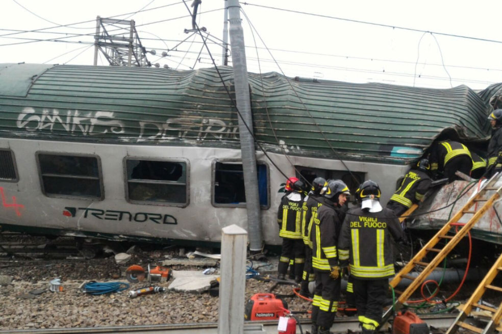 Tres muertos y al menos 100 heridos deja descarrilamiento de tren cerca de Milán