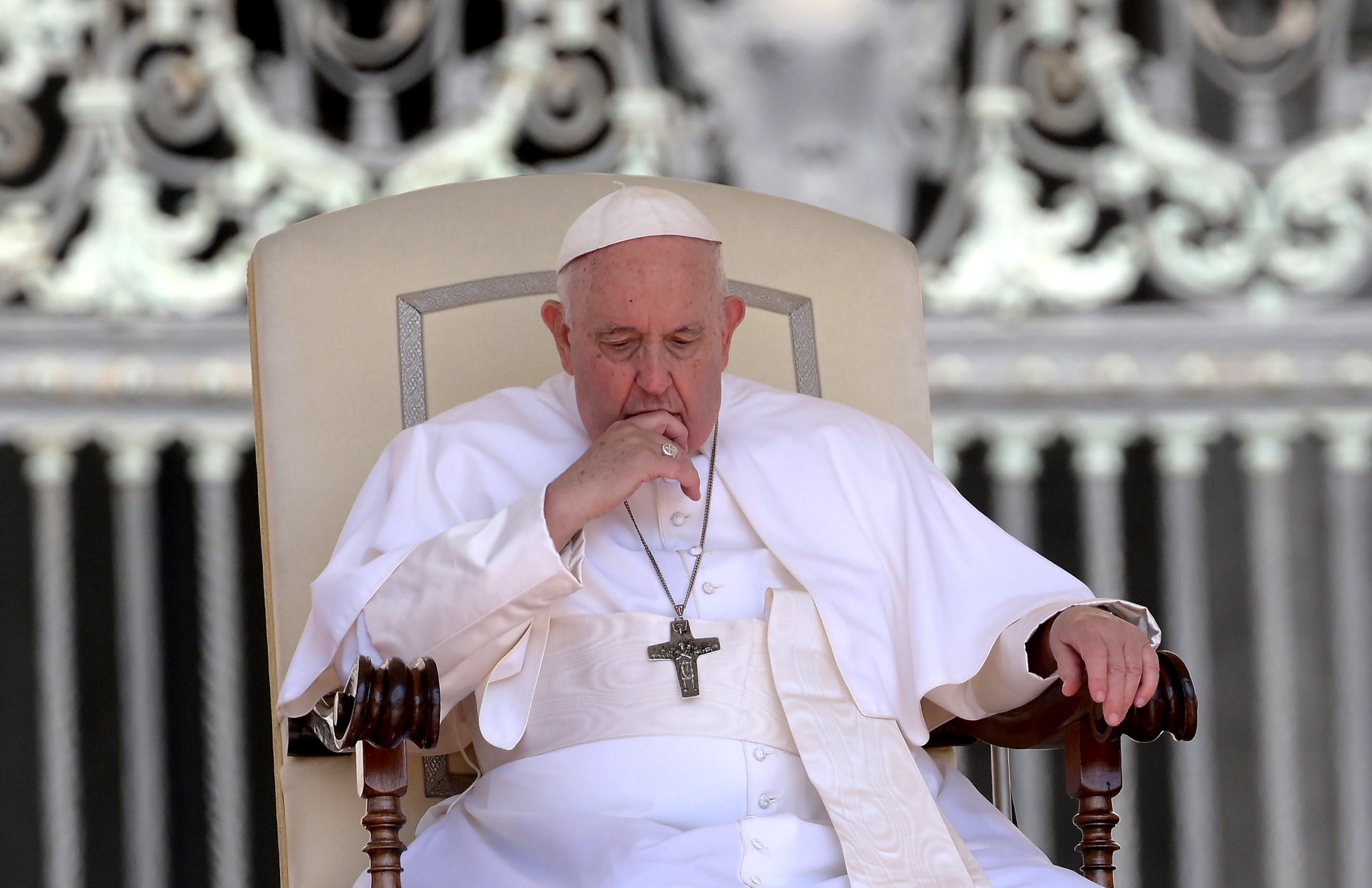 El papa Francisco fue sometido a fisioterapia respiratoria durante su recuperación