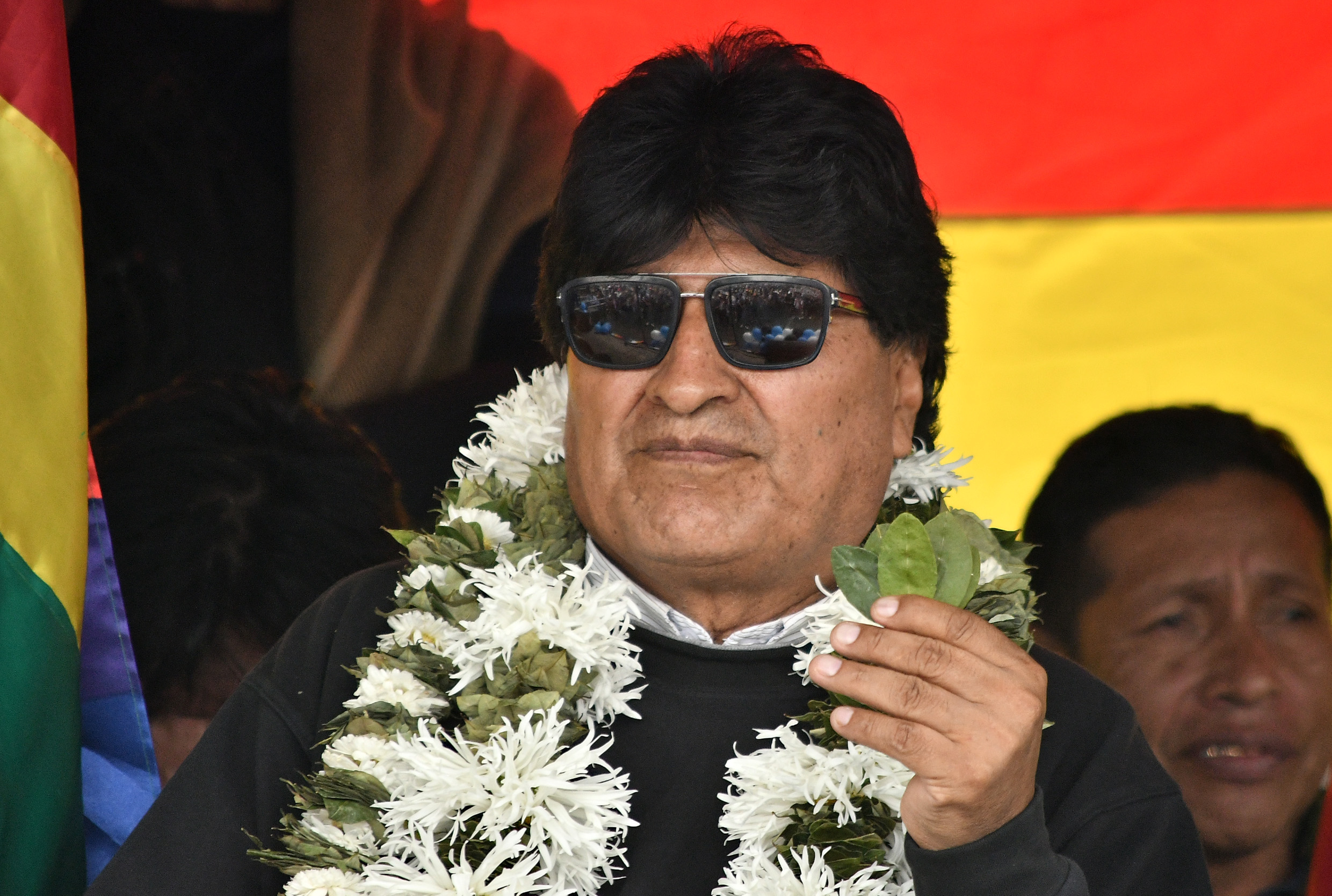 AME8779. SACABA (BOLIVIA), 11/01/2024.- Fotografía de archivo fechada el 11 de enero de 2024 que muestra al expresidente boliviano Evo Morales mientras sostiene hojas de coca durante un evento por la conmemoración del Día Nacional del Acullico o masticado de la hoja de coca, en Sacaba, provincia del Chapare (Bolivia). El bloqueo de caminos que hace una semana sostienen los afines al expresidente de Bolivia Evo Morales (2006-2019), que exigen la renuncia de los magistrados que prorrogaron su mandato, se convirtió en la lucha "al todo o nada" para habilitar la candidatura del jefe oficialista en las presidenciales de 2025. EFE/ Jorge Abrego /ARCHIVO