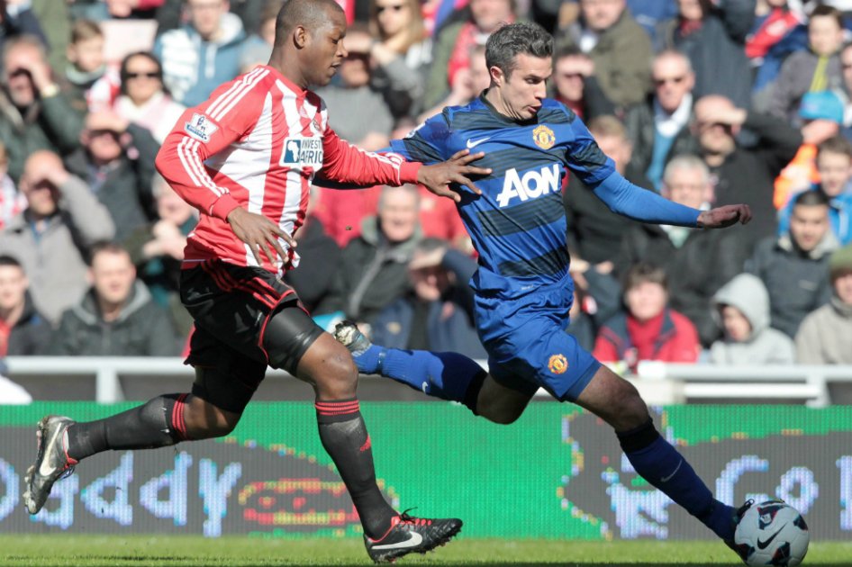 Manchester United mantiene las distancias; el City golea y el Chelsea fracasa