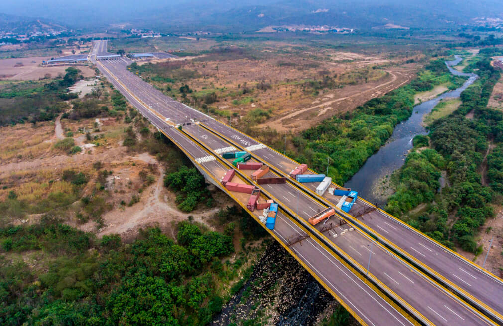 Venezuela bloquea con 15 contenedores más puente fronterizo de Cúcuta