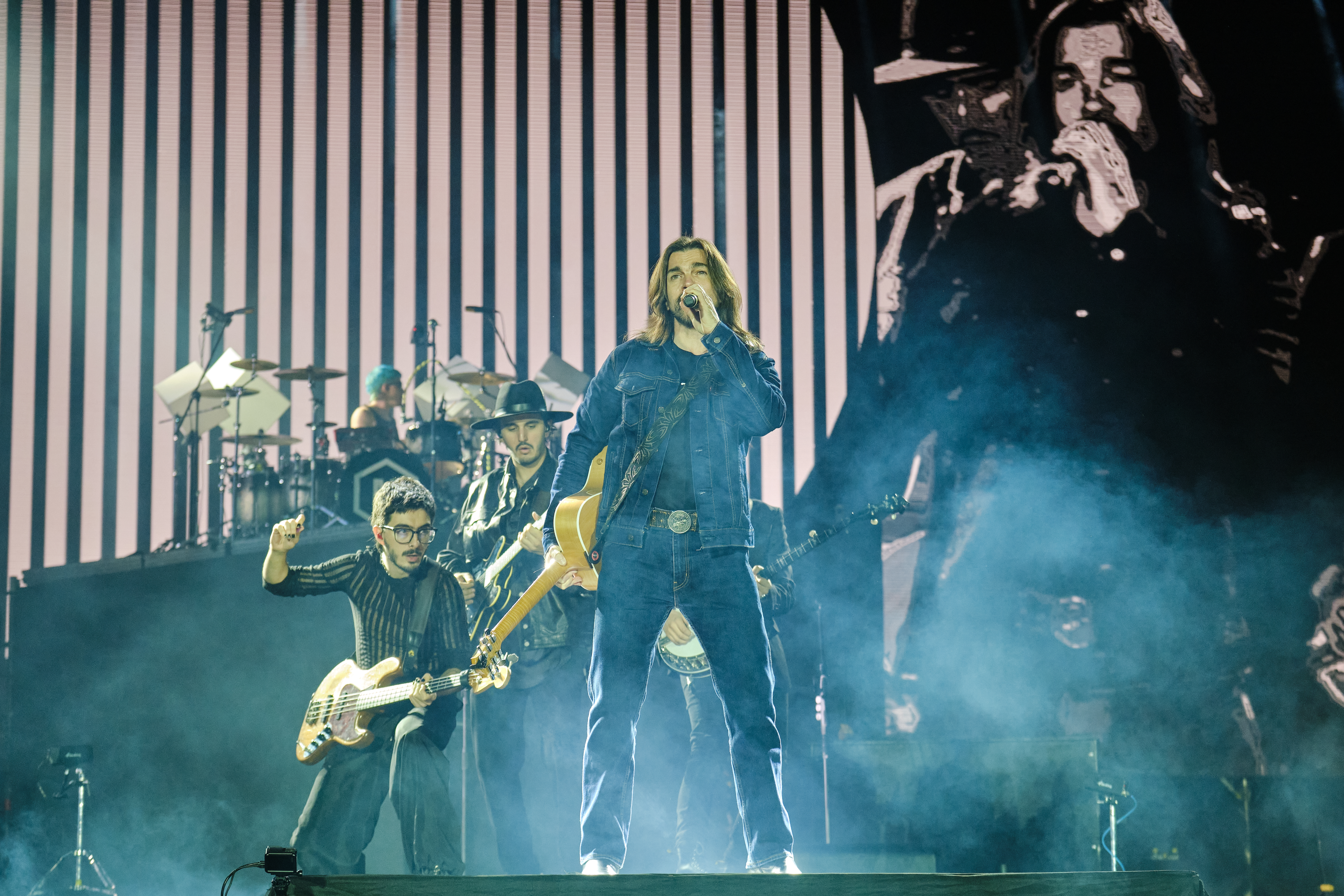 Morat y Juanes junto a Carlos Vives, Andrés Cepeda y Fonseca en Medellín.