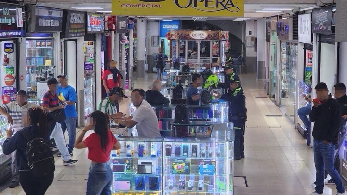 Cerraron el centro comercial Ópera en Medellín: vendían celulares robados