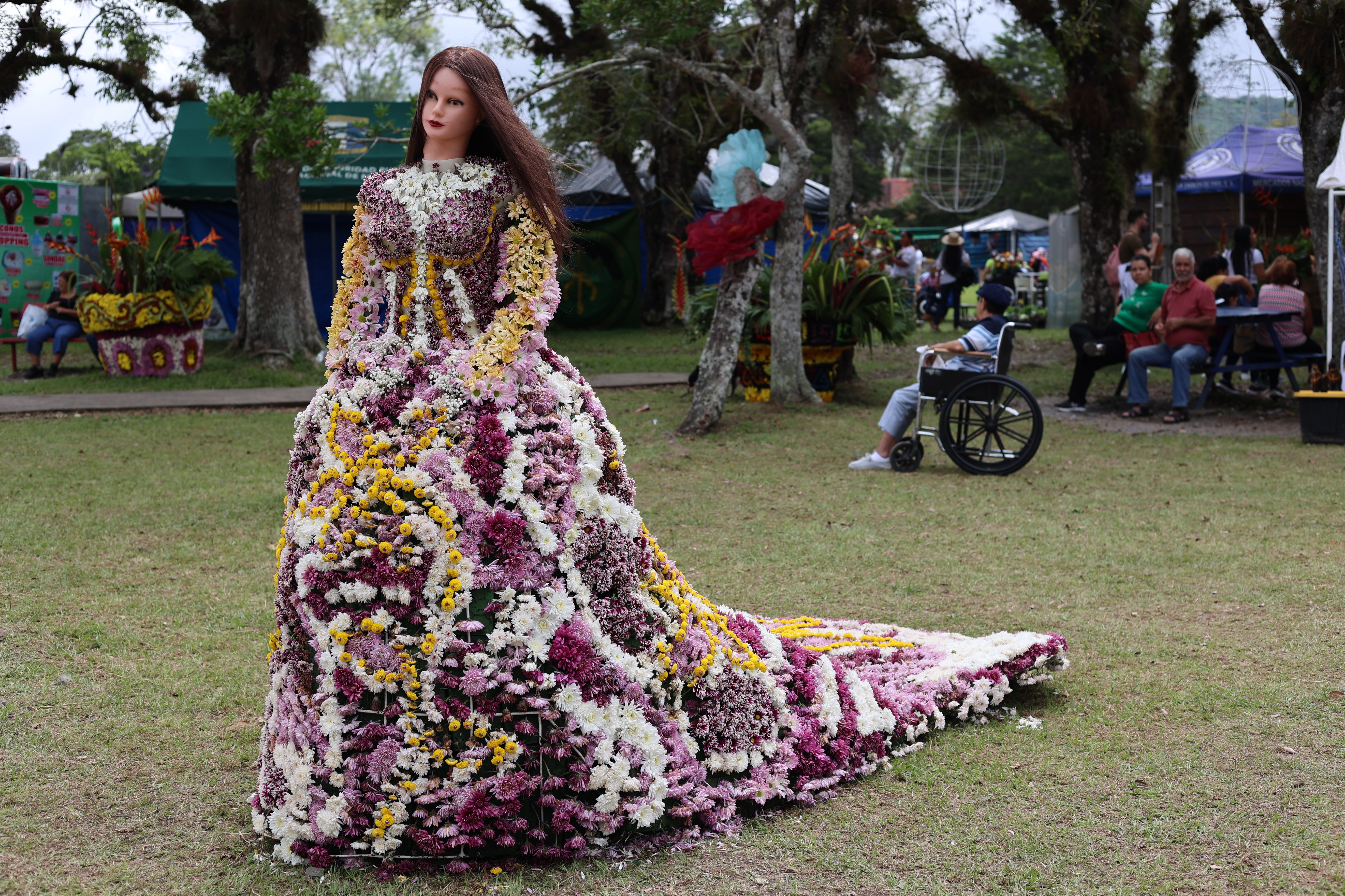 AME035. VOLCÁN (PANAMÁ), 15/09/2024.- Fotografía que muestra un maniquí vestido con un traje hecho de flores en la octava edición de la "Parada de las Flores" el 14 de septiembre de 2024 en el pequeño pueblo de Volcán (Panamá). Al rededor de un millón y medio de flores han dado forma este domingo a más de un centenar de figuras de animales en Panamá durante la octava edición de la "Parada de las Flores", un colorido evento anual que muestra el arte de la "mosaicultura". EFE/ Marcelino Rosario