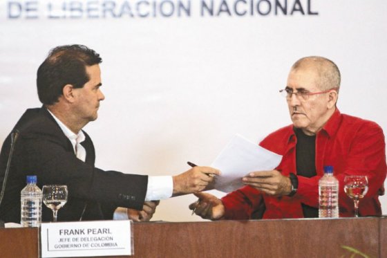 El 30 de marzo, Frank Pearl por el Gobierno y “Antonio García” por el Eln presentaron la agenda a negociar. / EFE