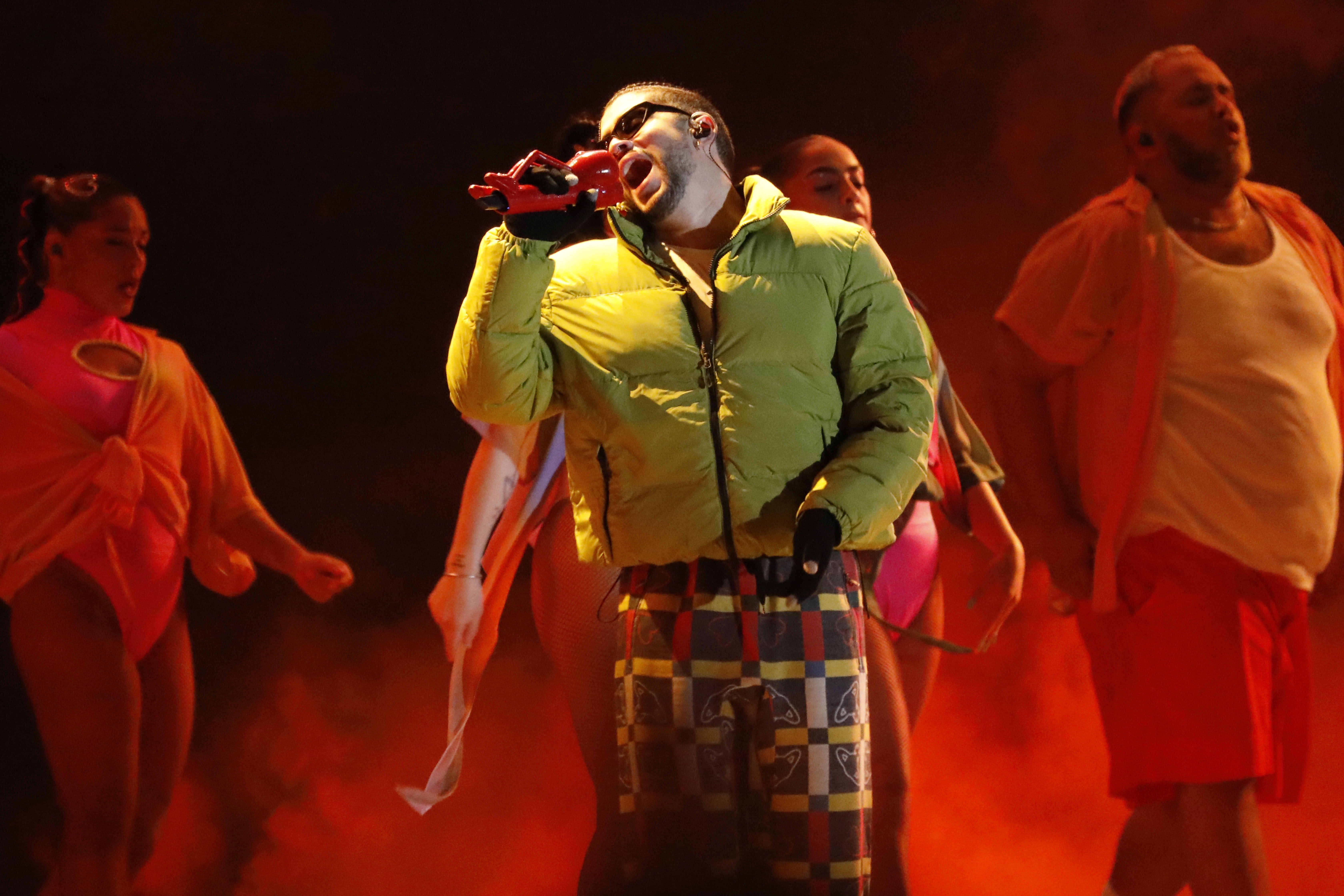 BOG400. BOGOTÁ (COLOMBIA), 20/11/2022.- El cantante puertorriqueño Bad Bunny se presenta este domingo en concierto en el estadio El Campín, en Bogotá (Colombia). Bad Bunny deleitó a la capital colombiana este domingo como parte de su gira "World´s Hottest Tour 2022", tras dos presentaciones con lleno total en la ciudad de Medellín. EFE/Carlos Ortega