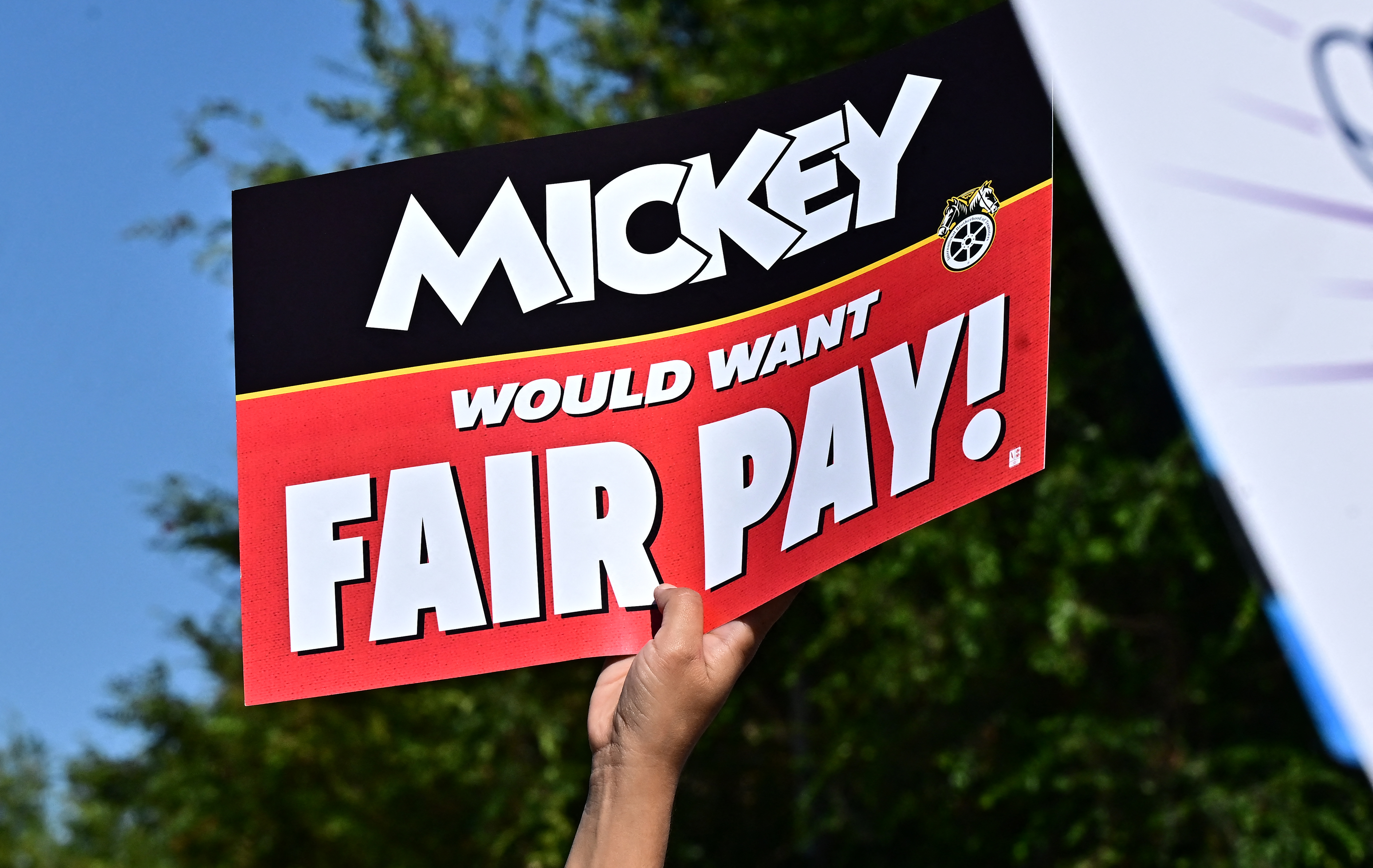 Trabajadores de Disneyland entrarían en huelga para exigir un aumento salarial
