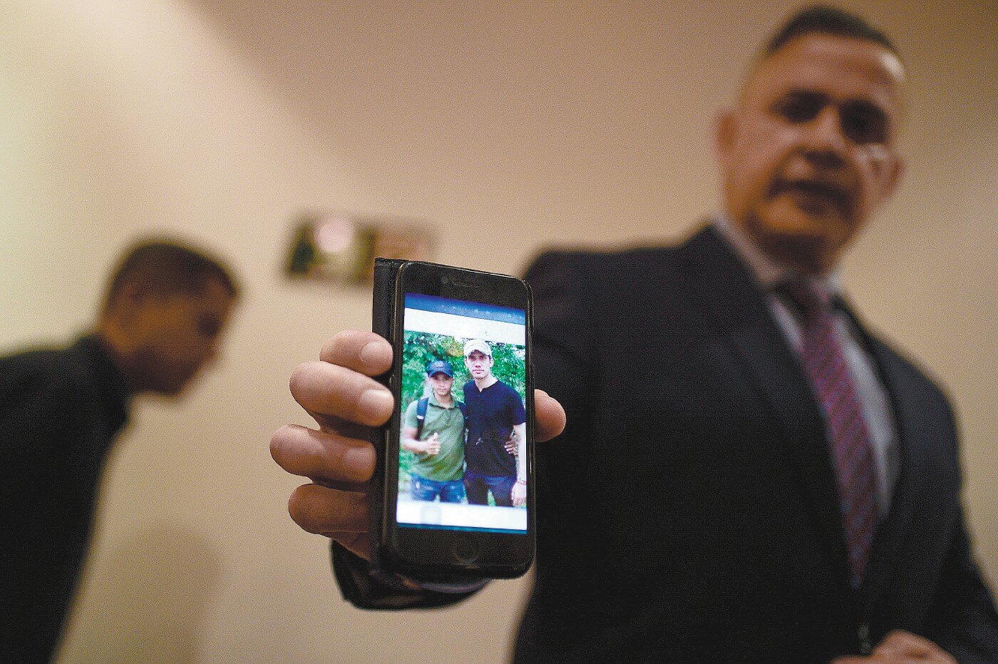 El fiscal de Venezuela, Tarek William Saab, mostró fotos de Guaidó con miembros de los Rastrojos. / AFP