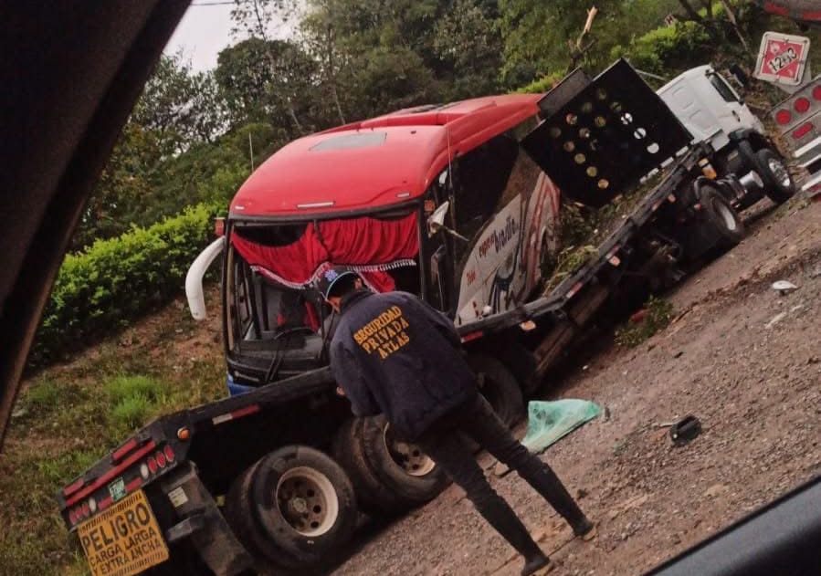 Bus cayó sobre una tractomula tras salirse de la vía en Piedecuesta, Santander