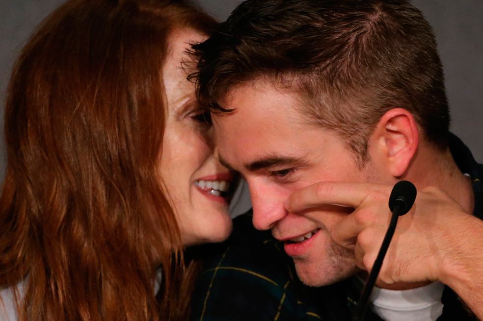 Las caras de Robert Pattinson al hablar de sexo en Cannes