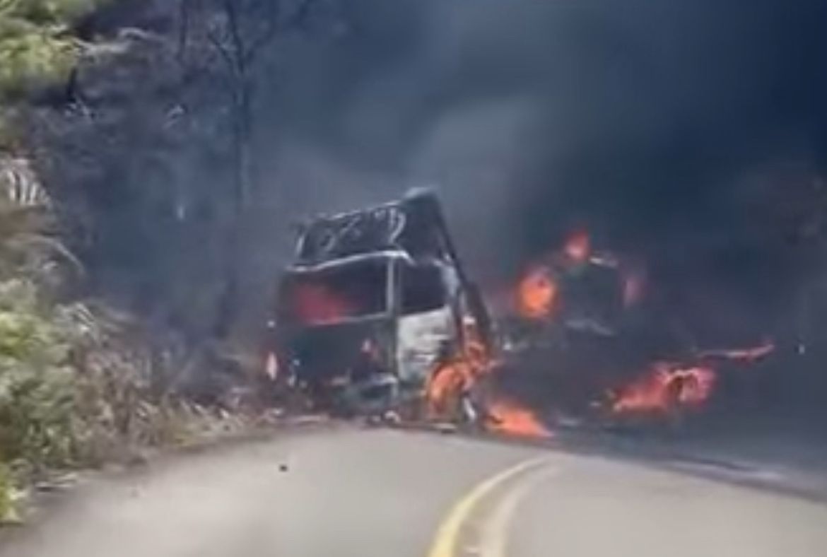 Quemaron camión del D1 en la vía Anorí-Medellín y robaron la mercancía