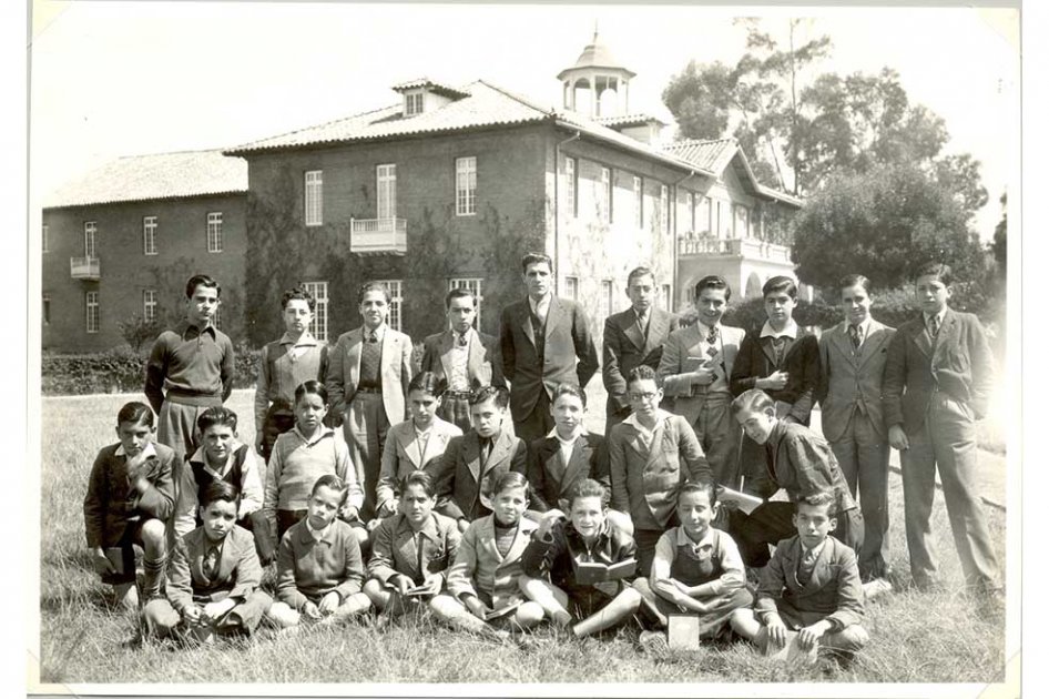 Foto de 1939: En la segunda fila, el segundo parado (de izq. a der.) es Guillermo Cano. Este curso lo repitió por motivo de una enfermedad que lo obligó a ausentarse por varios meses.