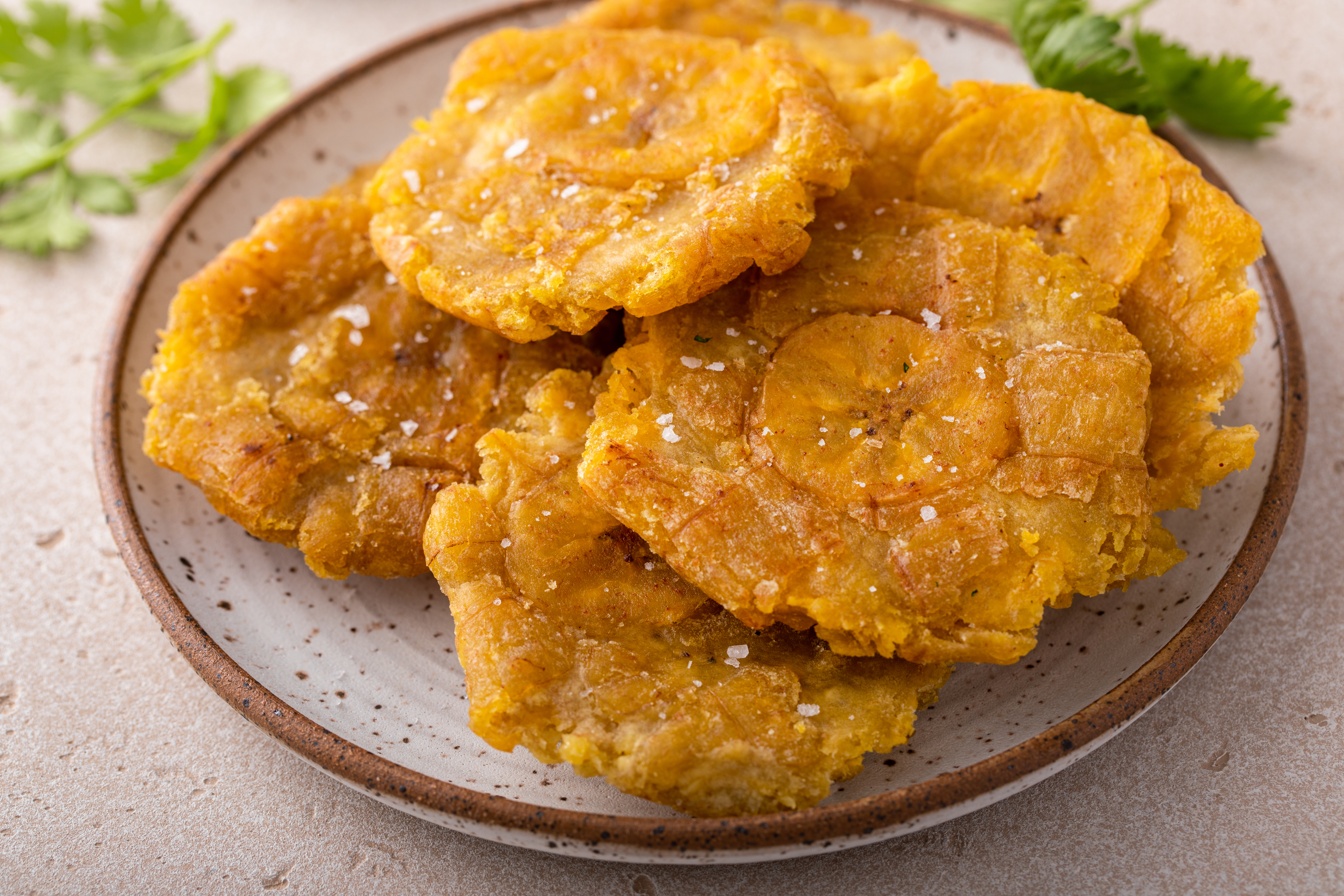 Esta es la receta para preparar patacones con carne desmechada