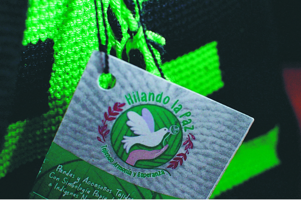 Pie de foto: “Hilando la Paz” es la marca creada en el ETCR de Caldonopor varias excombatientes para comercializar productos textiles y de artesanato