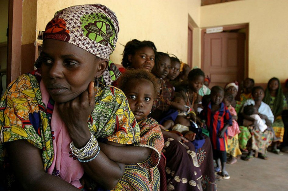 Un grupo de mujeres con sus hijos esperan a la puerta de un centro de salud en la República Centroafricana