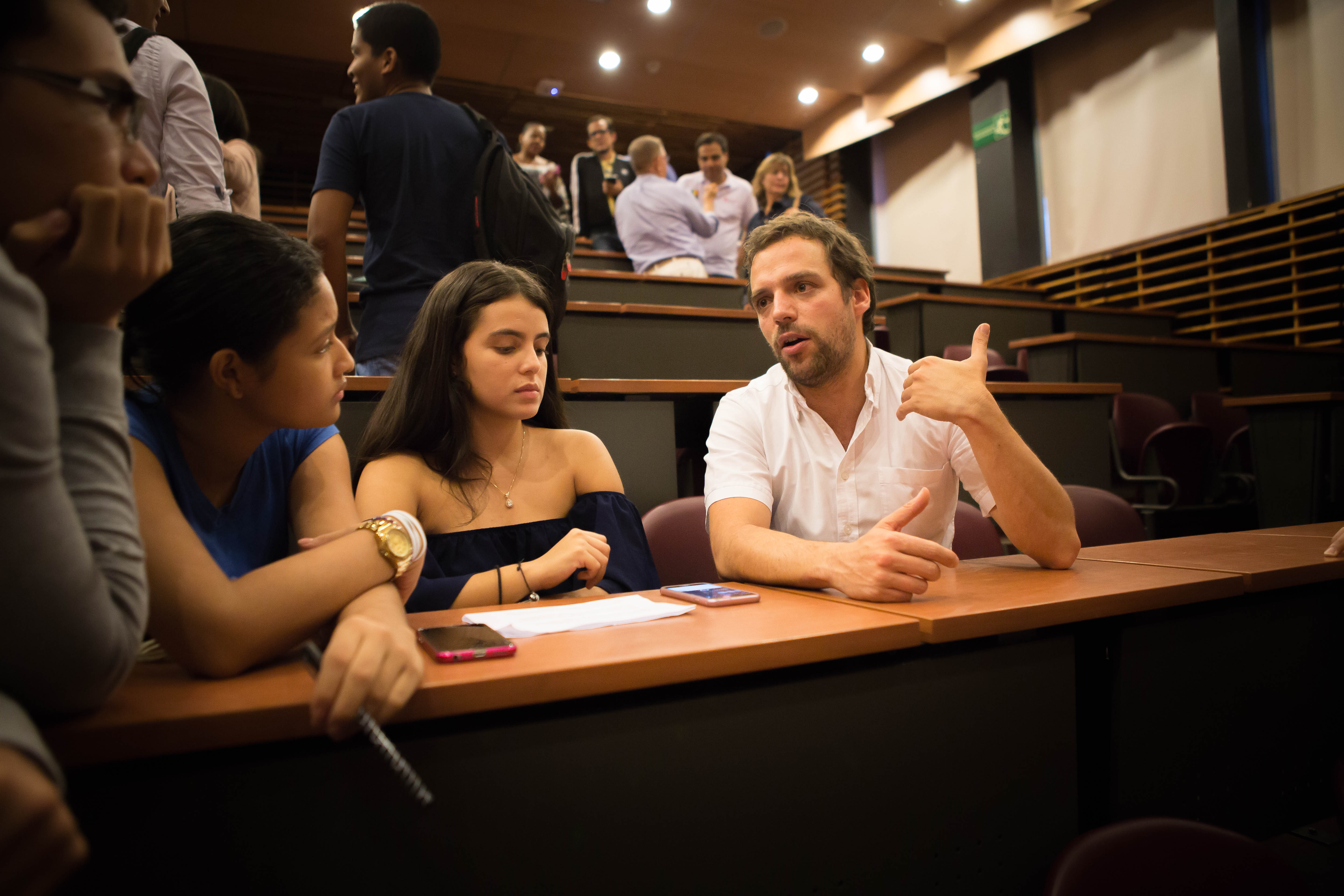 Los jóvenes de Colombia: críticos y desconfiados, pero abiertos al perdón y la reconciliación