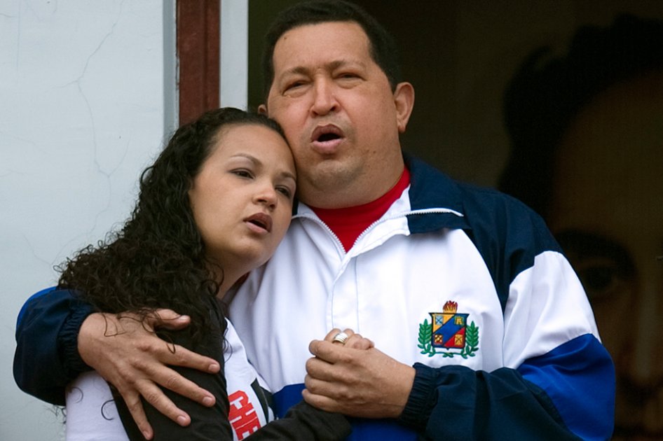Chávez ya se encuentra en La Habana, donde lo recibió Raúl Castro