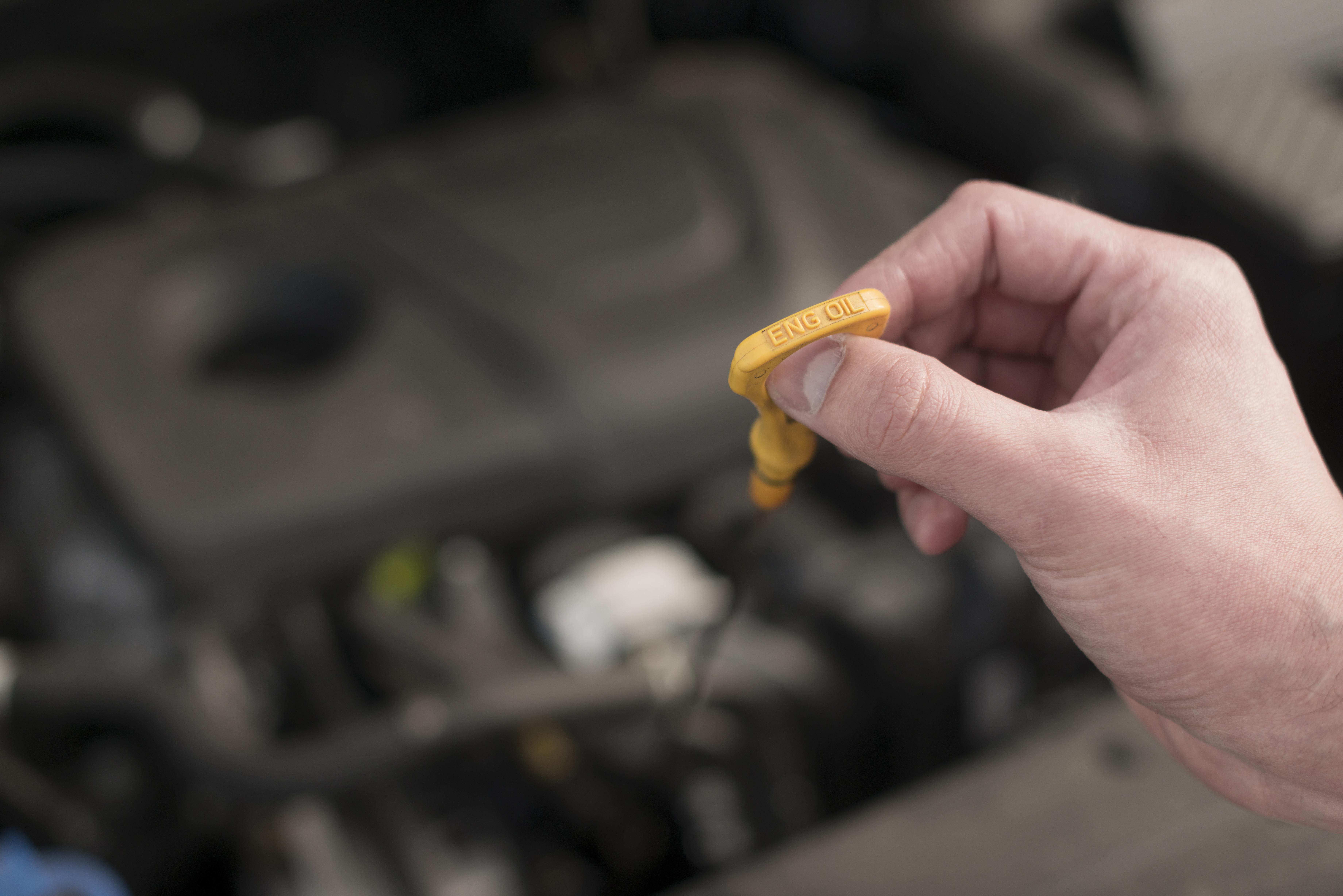Siete líquidos del carro que deberían revisarse periódicamente