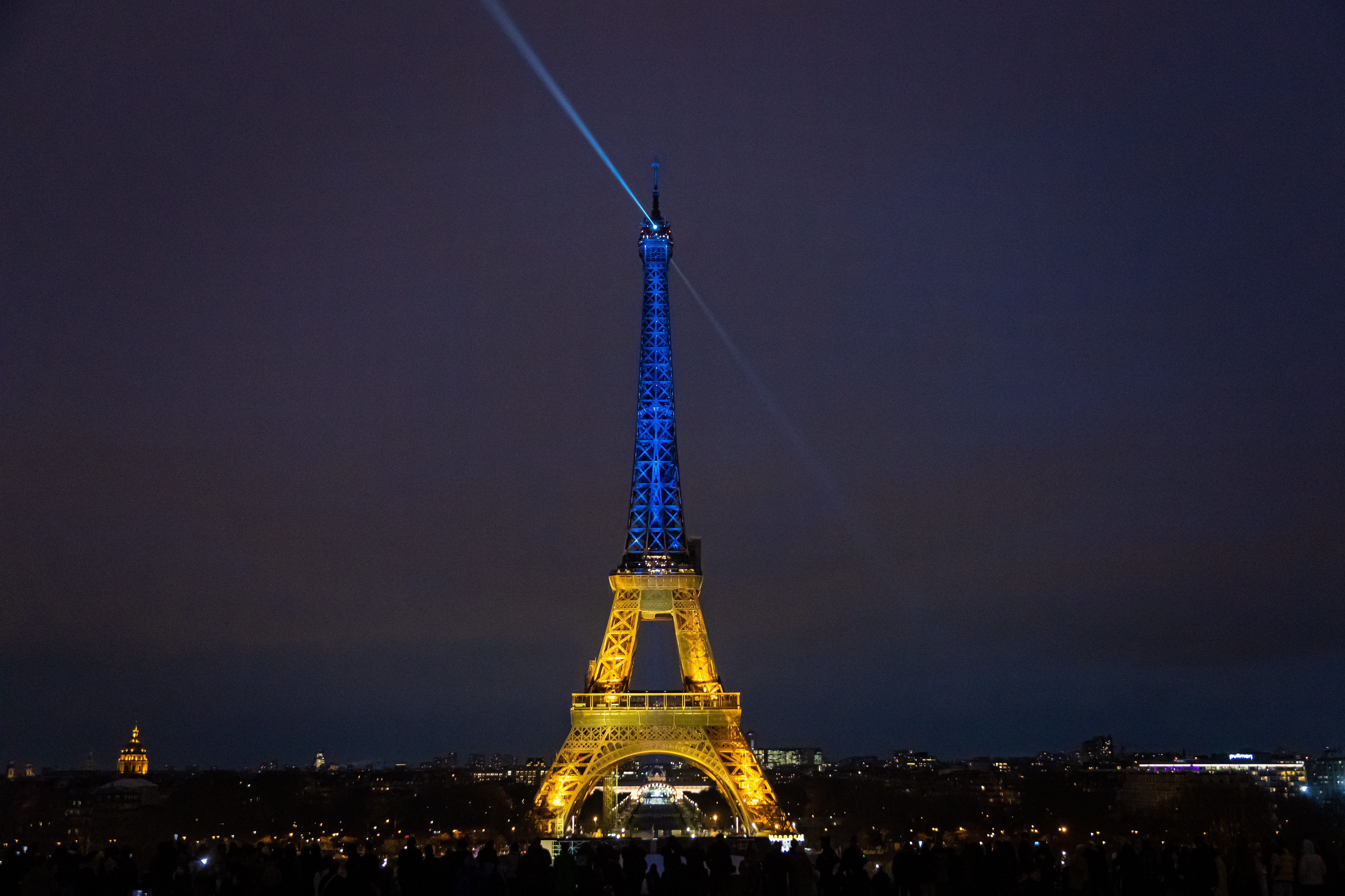Paris (France), 23/02/2023.- The Eiffel Tower is illuminated in the colors of the Ukrainian flag to mark the first anniversary of the Russian invasion of Ukraine, in Paris, France, 23 February 2023. Russian troops entered Ukrainian territory on 24 February 2022, starting a conflict that has provoked destruction and a humanitarian crisis. One year on, fighting continues in many parts of the country. (Francia, Rusia, Ucrania) EFE/EPA/CHRISTOPHE PETIT TESSON