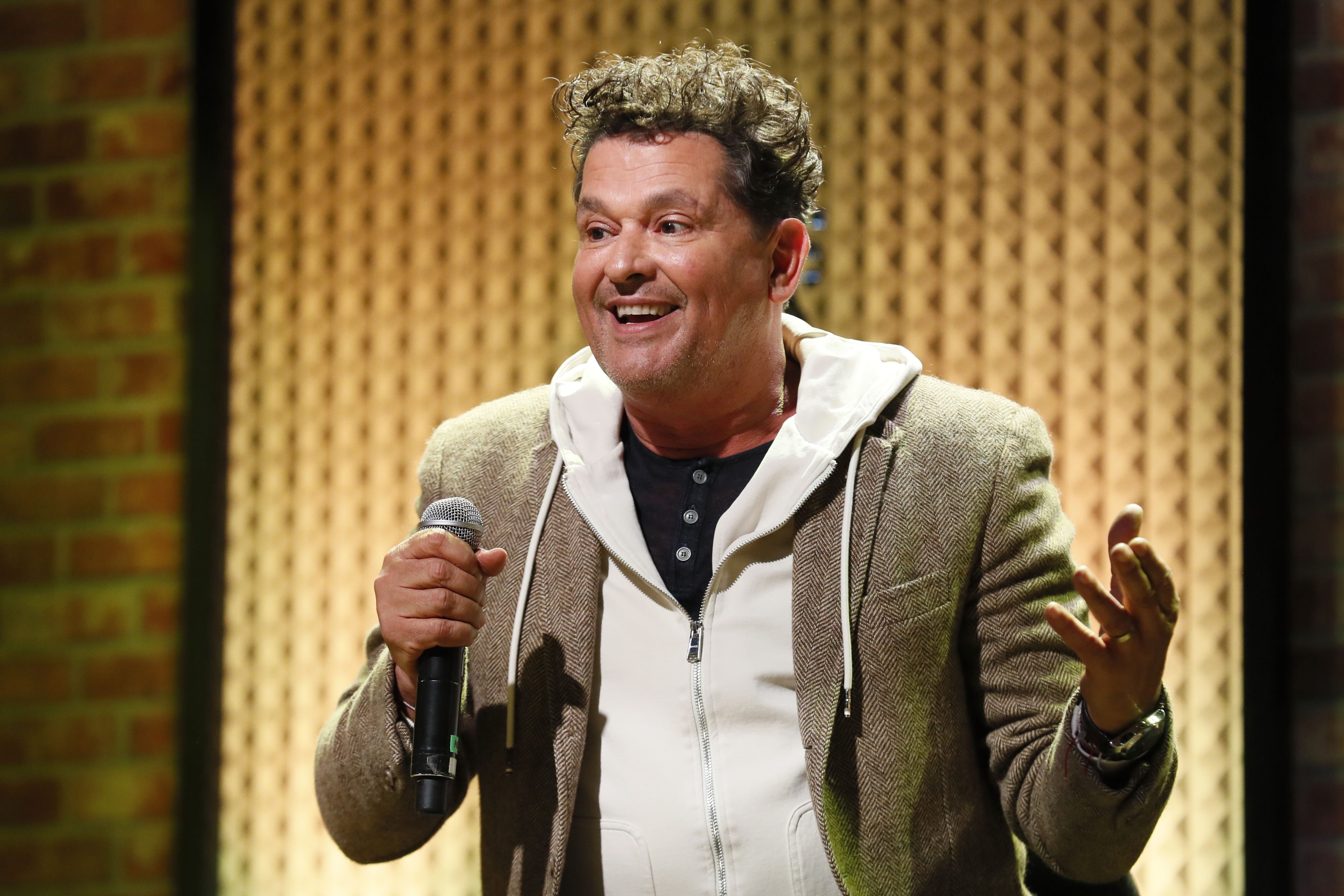 BOG400 BOGOTÁ (COLOMBIA), 20/02/2023.- El cantante colombiano Carlos Vives, habla hoy durante una rueda de prensa en Bogotá (Colombia). La nueva serie colombiana "El Club de los Graves" llega a la plataforma de streaming Disney Plus este 22 de febrero con una historia de música, drama y comedia que destaca la importancia de la educación en competencias y la figura de los profesores en la vida de los estudiantes. EFE/Carlos Ortega