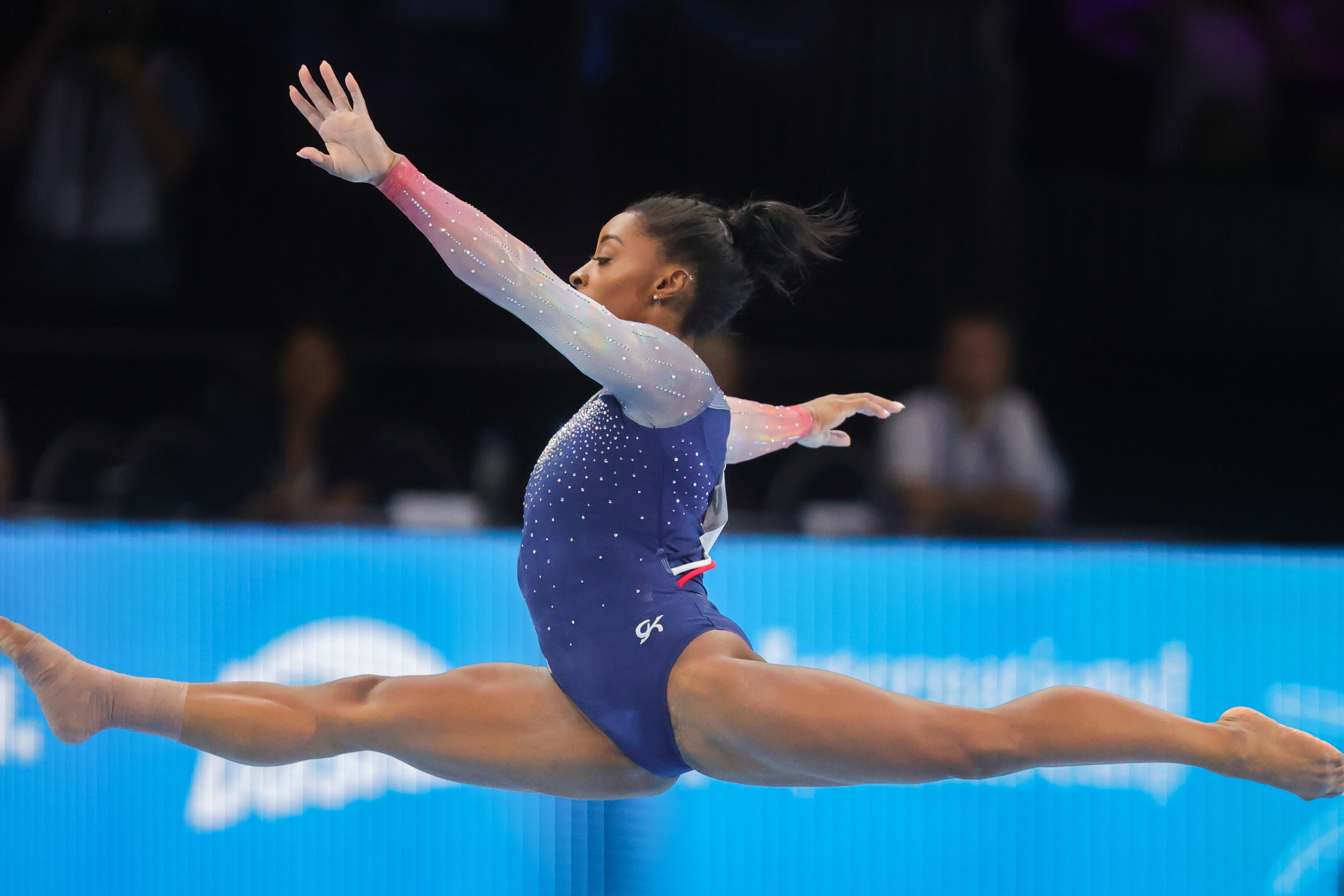 Antwerp (Belgium), 04/10/2023.- Simone Biles of the USA performs on the Floor in the Women's Team Final of the Artistic Gymnastics World Championships in Antwerp, Belgium, 04 October 2023. (Bélgica, Amberes) EFE/EPA/OLIVIER MATTHYS