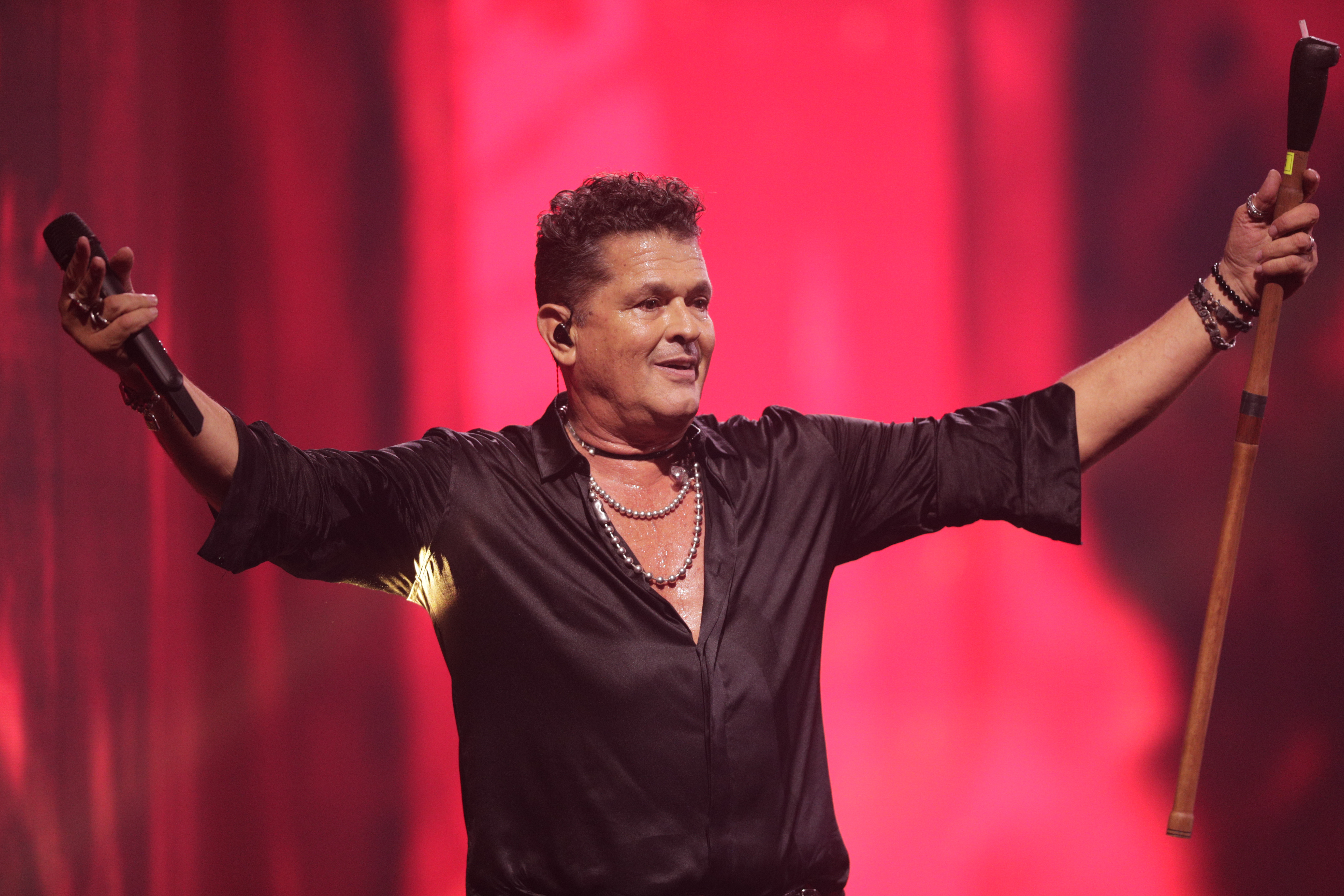 Carlos Vives sorprendió con romántico beso a Claudia Elena Vásquez en Viña del Mar
