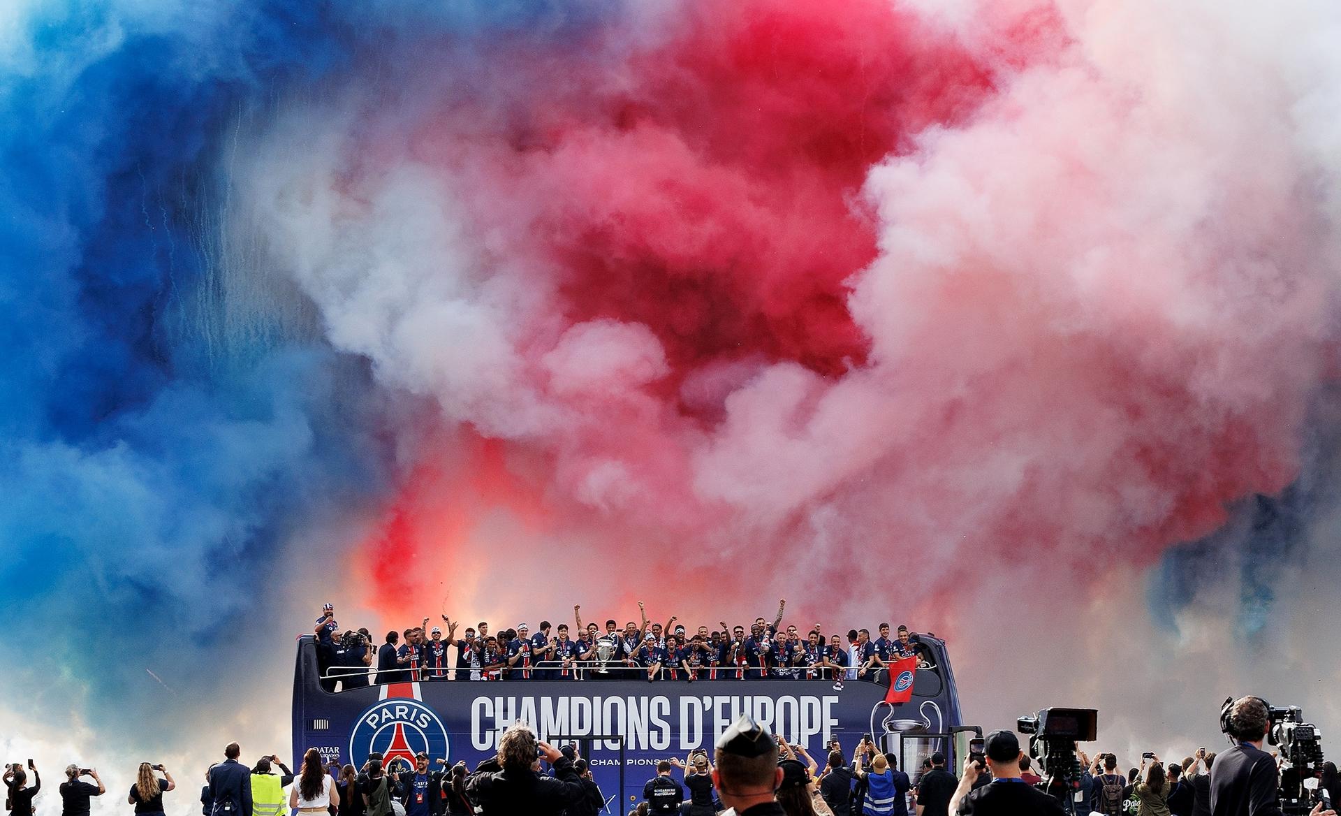 FOTODELDÍA - PARÍS, 01/06/2025.- Los miembros del equipo del PSG celebran su victoria ayer en la final de Liga de Campeones en un autobús por el bulevar de los Campos Elíseos bajo el humo con los colores de la bandera francesa. EFE/SADAK SOUICI
