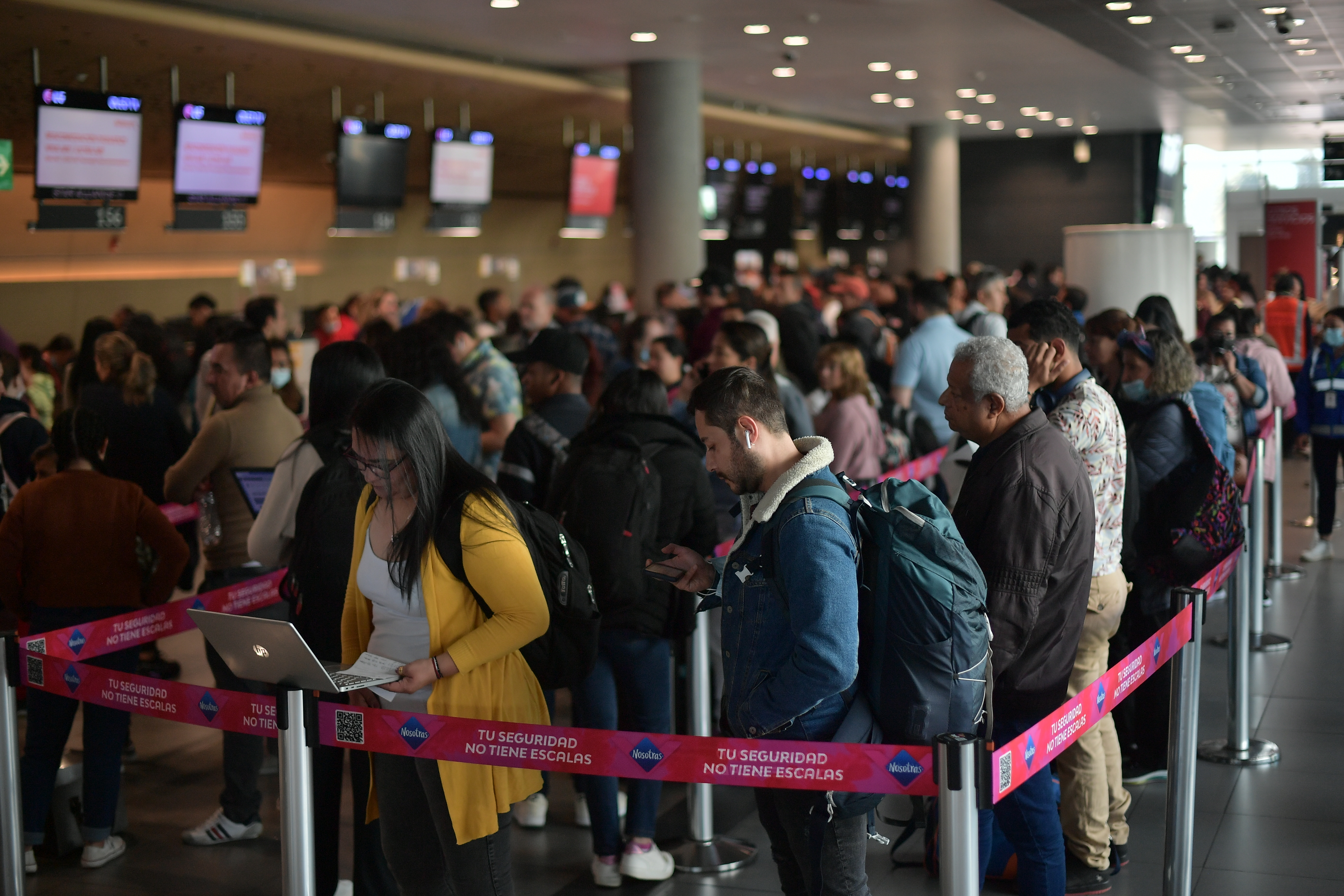 El Dorado y sus filas eternas, ¿qué tiene así al aeropuerto más congestionado del mundo?