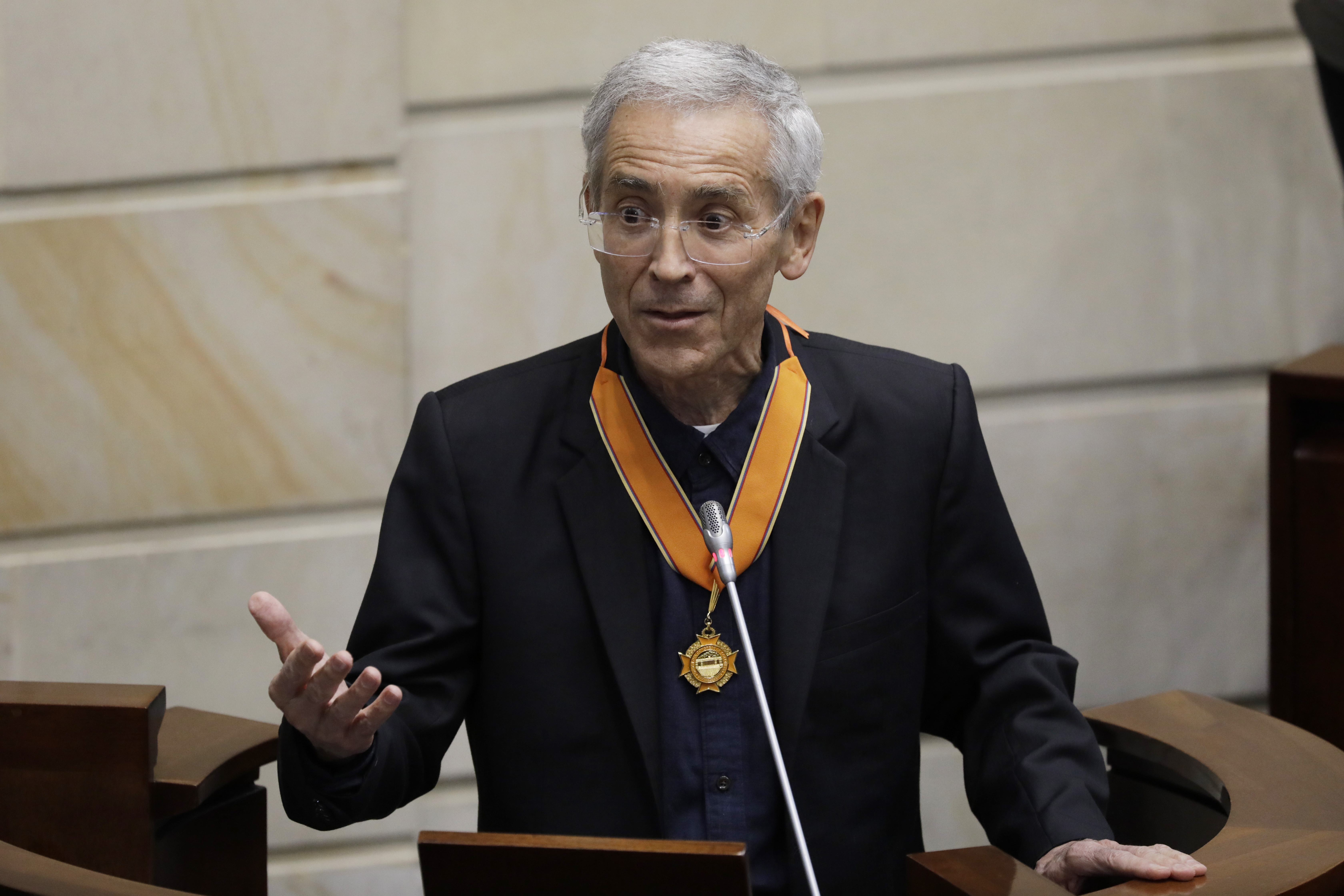 -FOTODELDÍA- AME2701. BOGOTÁ (COLOMBIA), 13/07/2023.- El presidente de la Comisión de la Verdad, padre Francisco de Roux, habla durante un acto en el que fue condecorado por el Senado de la República, hoy, en Bogotá (Colombia). El Senado de Colombia condecoró este viernes a la Comisión de la Verdad con la Orden de Comendador por su legado de paz y dignificación de las víctimas. EFE/ Carlos Ortega