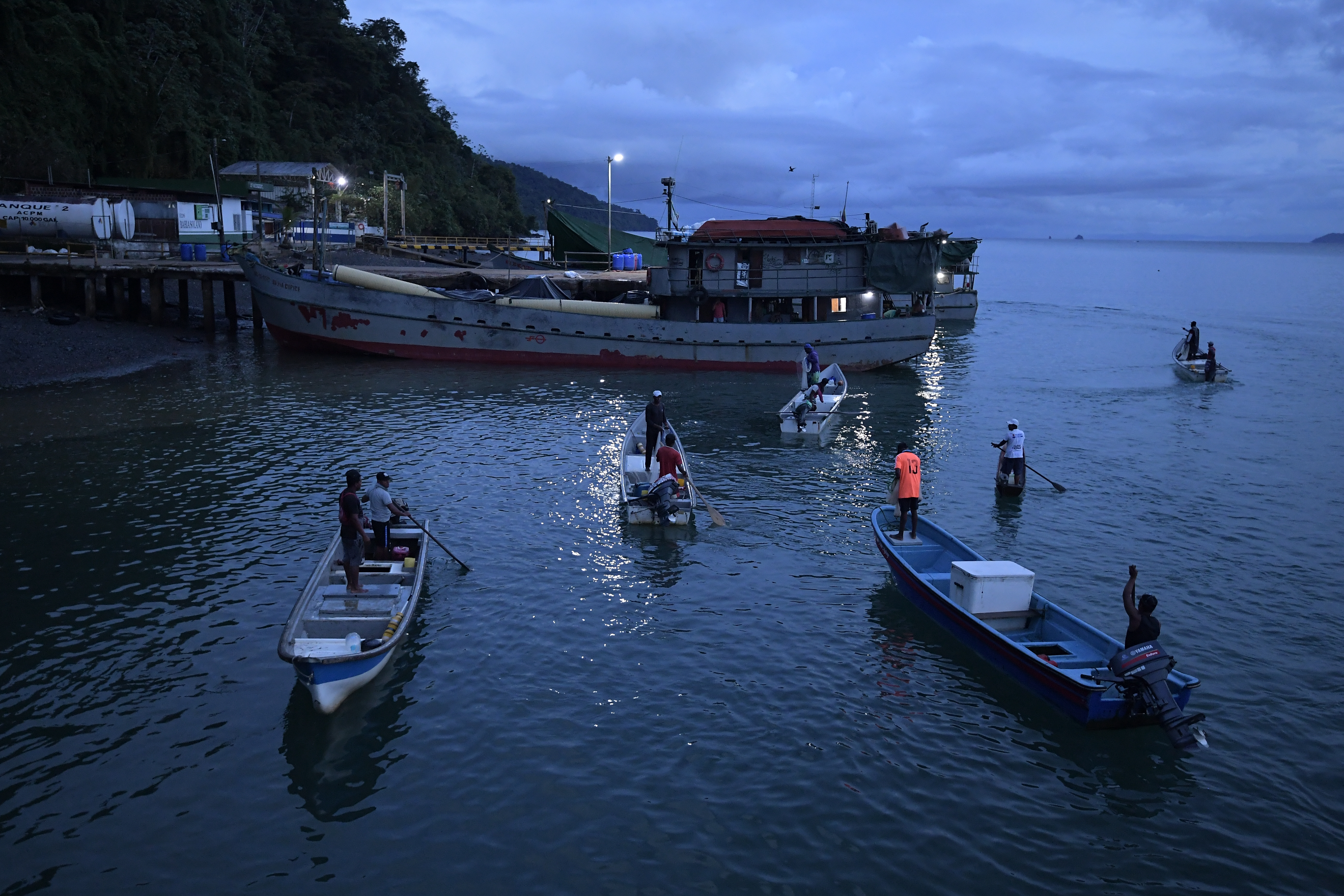Diferentes aspectos de este municipio del Chocó: Habitantes, calles, vista panorámicas, playa, mar, carreteras, aves, flora, fauna, cascadas, Lanchas y pescadores.
