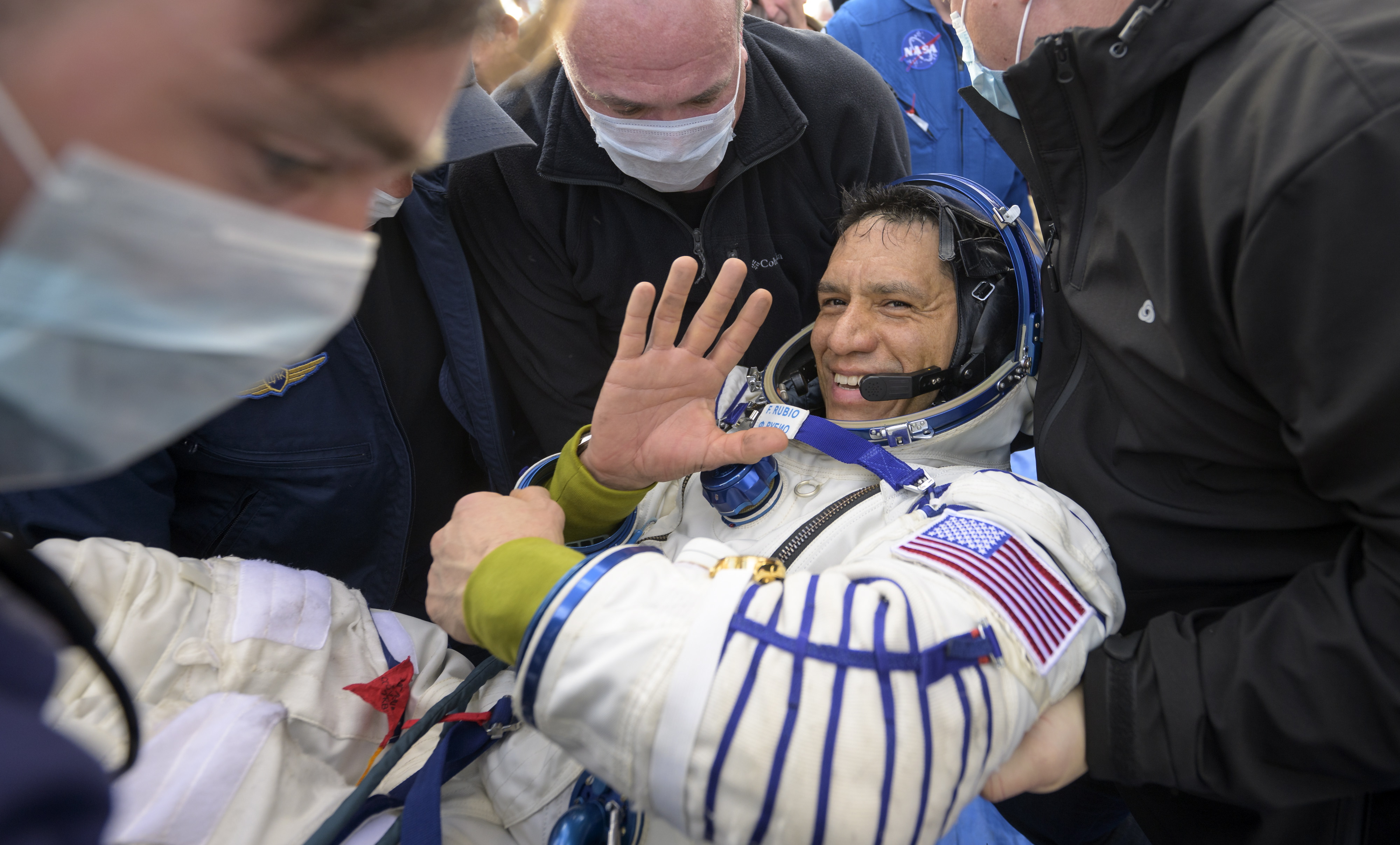 Luego de estar 371 días en el espacio, regresa a la Tierra Frank Rubio