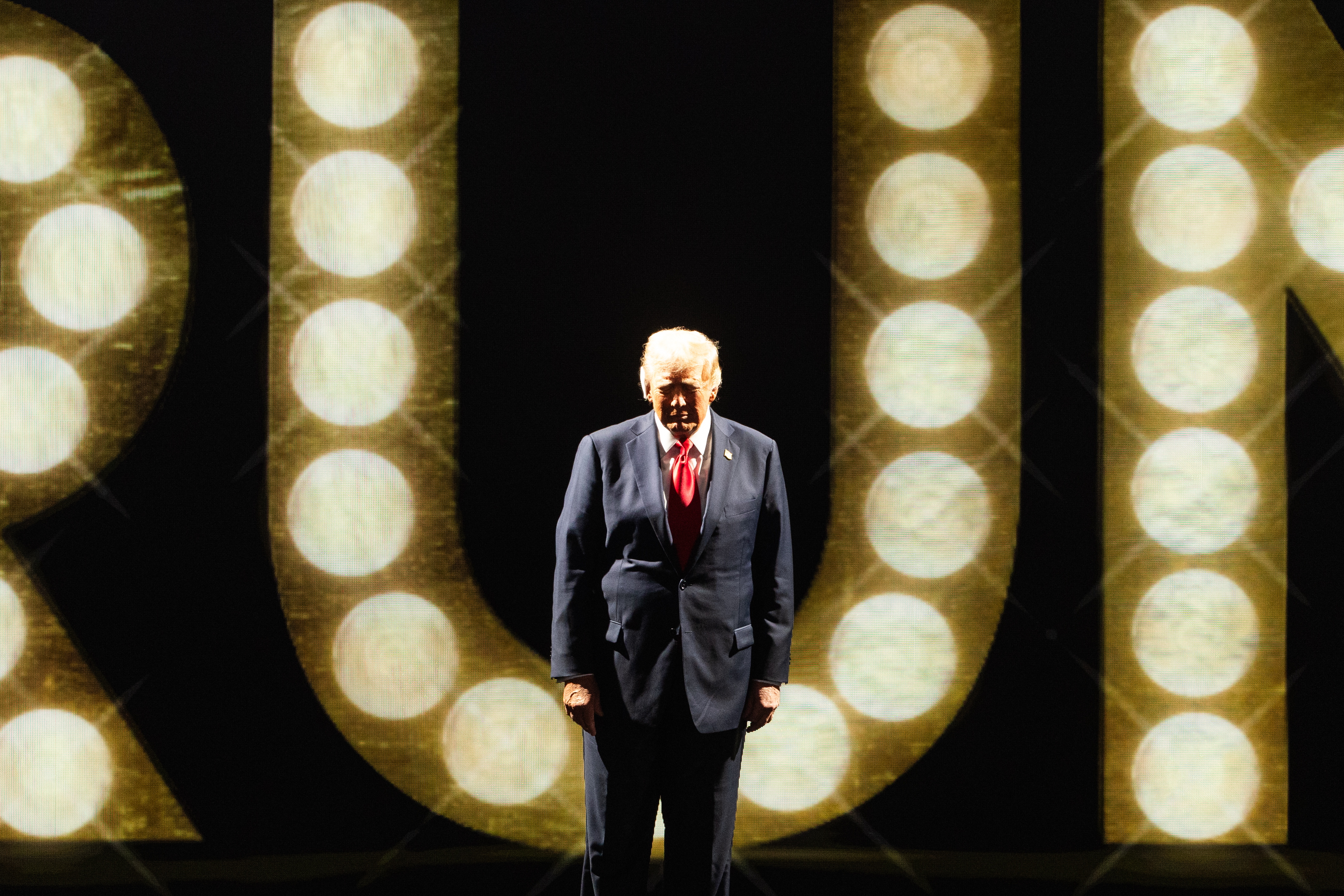 Milwaukee (United States), 18/07/2024.- Republican presidential nominee and former President Donald Trump prepares to speak during the last day of the Republican National Convention (RNC) at the Fiserv Forum in Milwaukee, Wisconsin, USA, 18 July 2024. The convention comes just a few days after a 20-year-old Pennsylvania man attempted to assassinate former President and current Republican presidential nominee Donald Trump. The RNC is being held 15 to 18 July 2024 and is where delegates from the Republican Party select their nominees for president and vice president in the 2024 US presidential election. (Estados Unidos) EFE/EPA/JIM LO SCALZO
