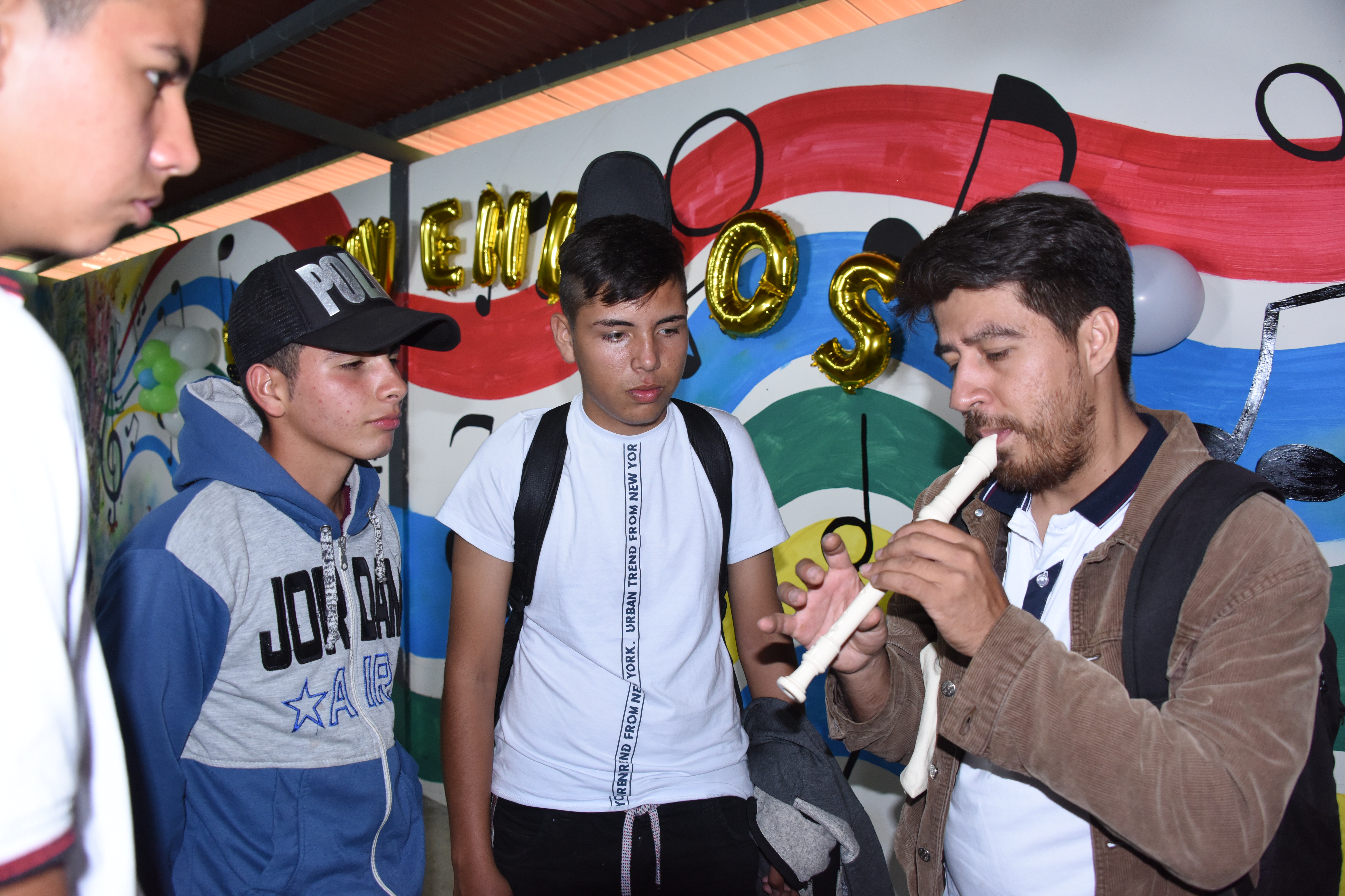 La escuela es para niños, niñas y jóvenes desde los 4 hasta las 16 años.
