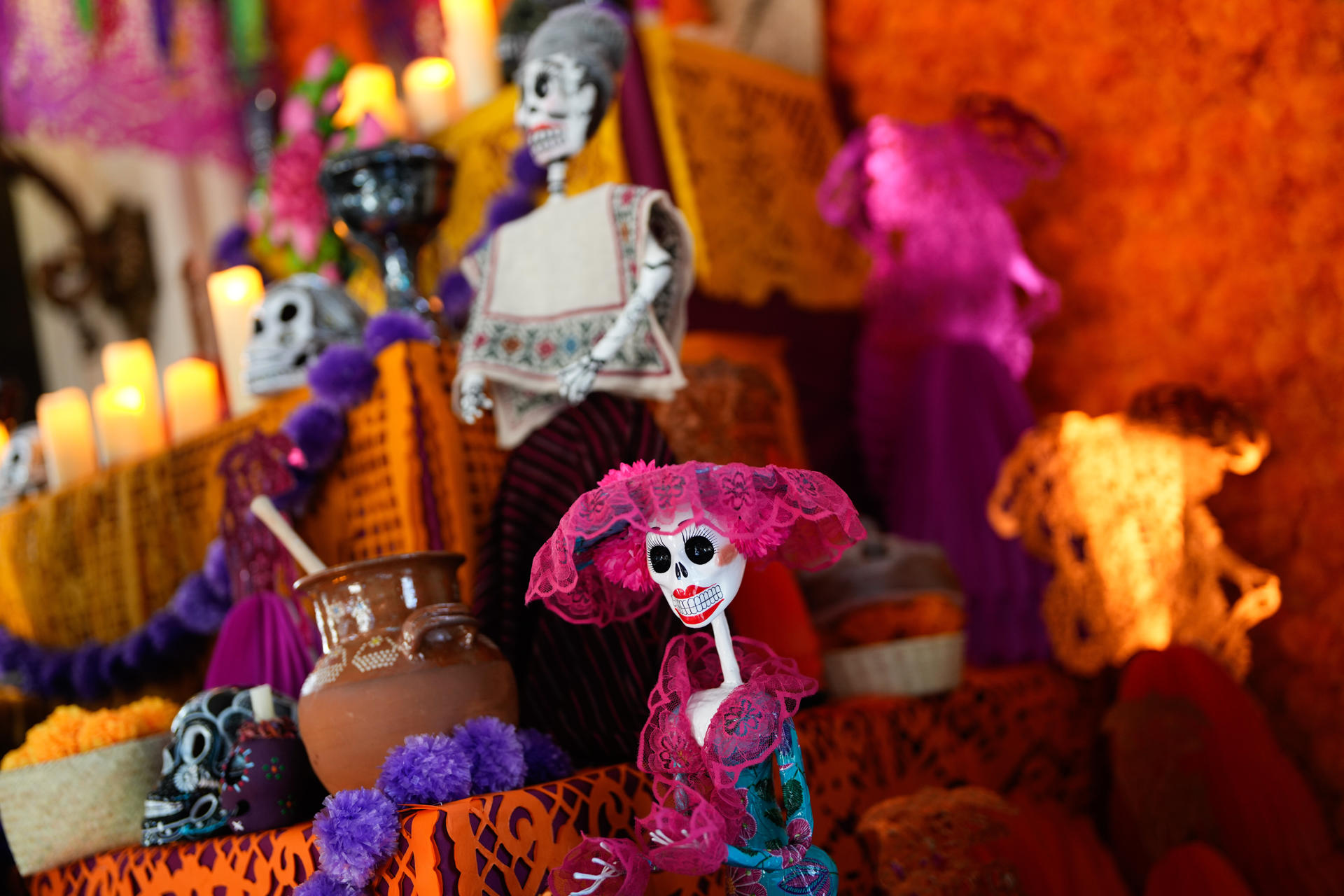 MADRID, 28/10/2025.- Puebla, tierra de profundas tradiciones y herencia cultural, llega a Madrid con motivo del Día de Muertos a través de la instalación del altar monumental La abuela de todos: una ofrenda a las Carmencitas. Un altar de muertos que podrá visitarse en la entrada principal de Casa de América del 29 de octubre al 8 de noviembre de 2025, como símbolo de la memoria poblana compartida con el mundo. EFE/Borja Sánchez-Trillo
