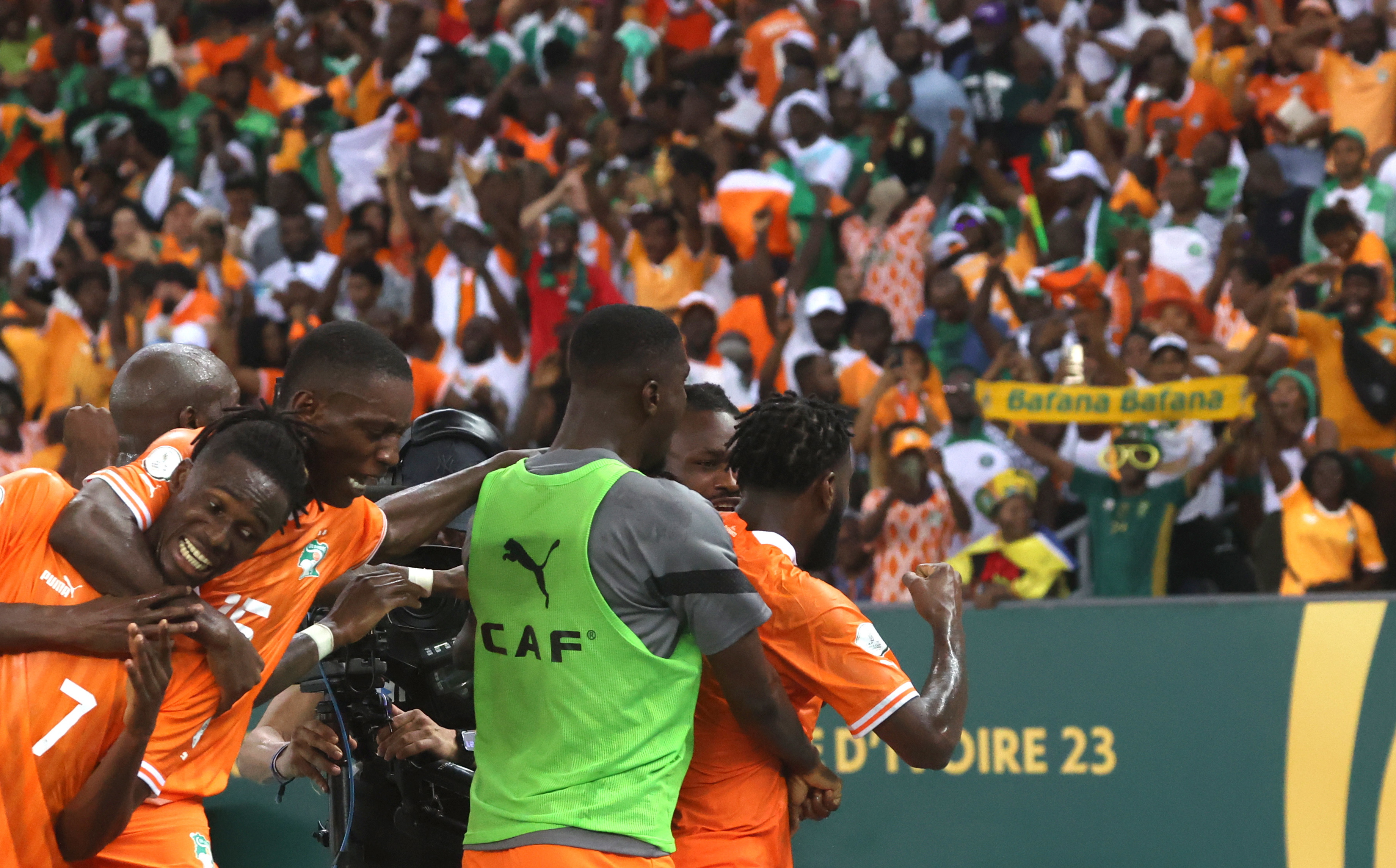 Abidjan (Cote D''ivoire), 11/02/2024.- Players of Ivory Coast celebrate the equalizer during the CAF 2023 Africa Cup of Nations final match Nigeria vs Ivory Coast in Abidjan, Ivory Coast, 11 February 2024. (Costa de Marfil) EFE/EPA/LEGNAN KOULA