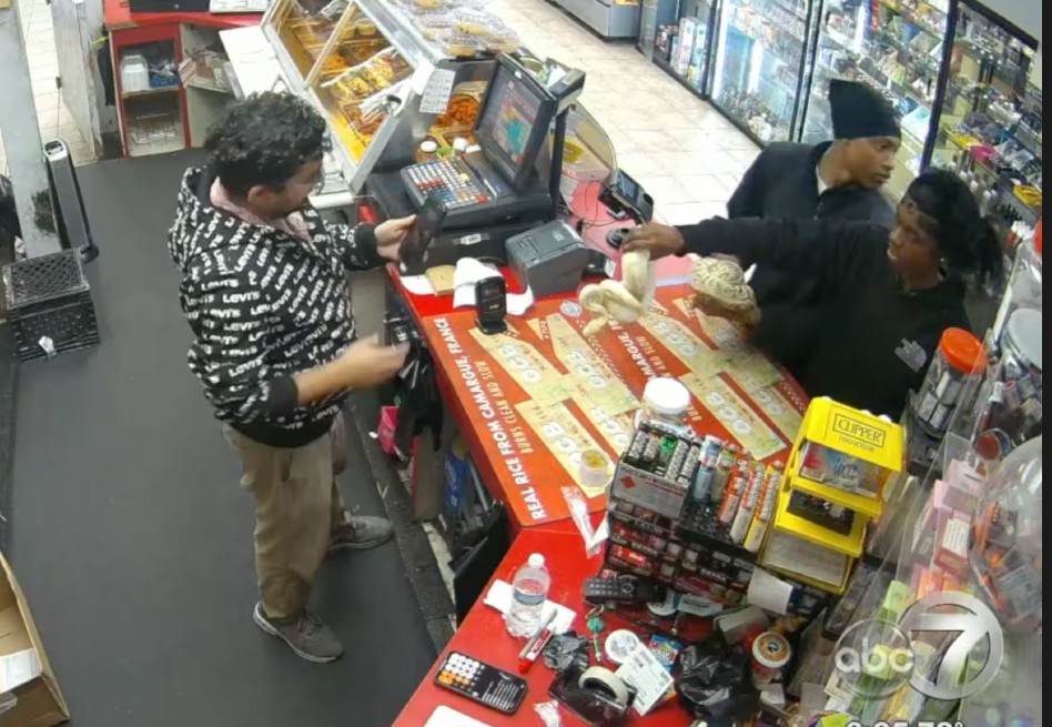 Ladrones usan pitones para amenazar a empleados de una estación de gasolina